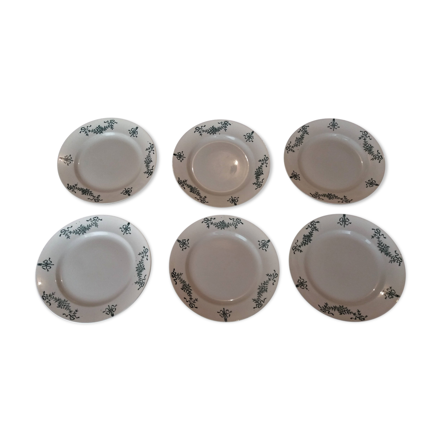 Série de six assiettes plates en faïence de Longchamp modèle Sapho