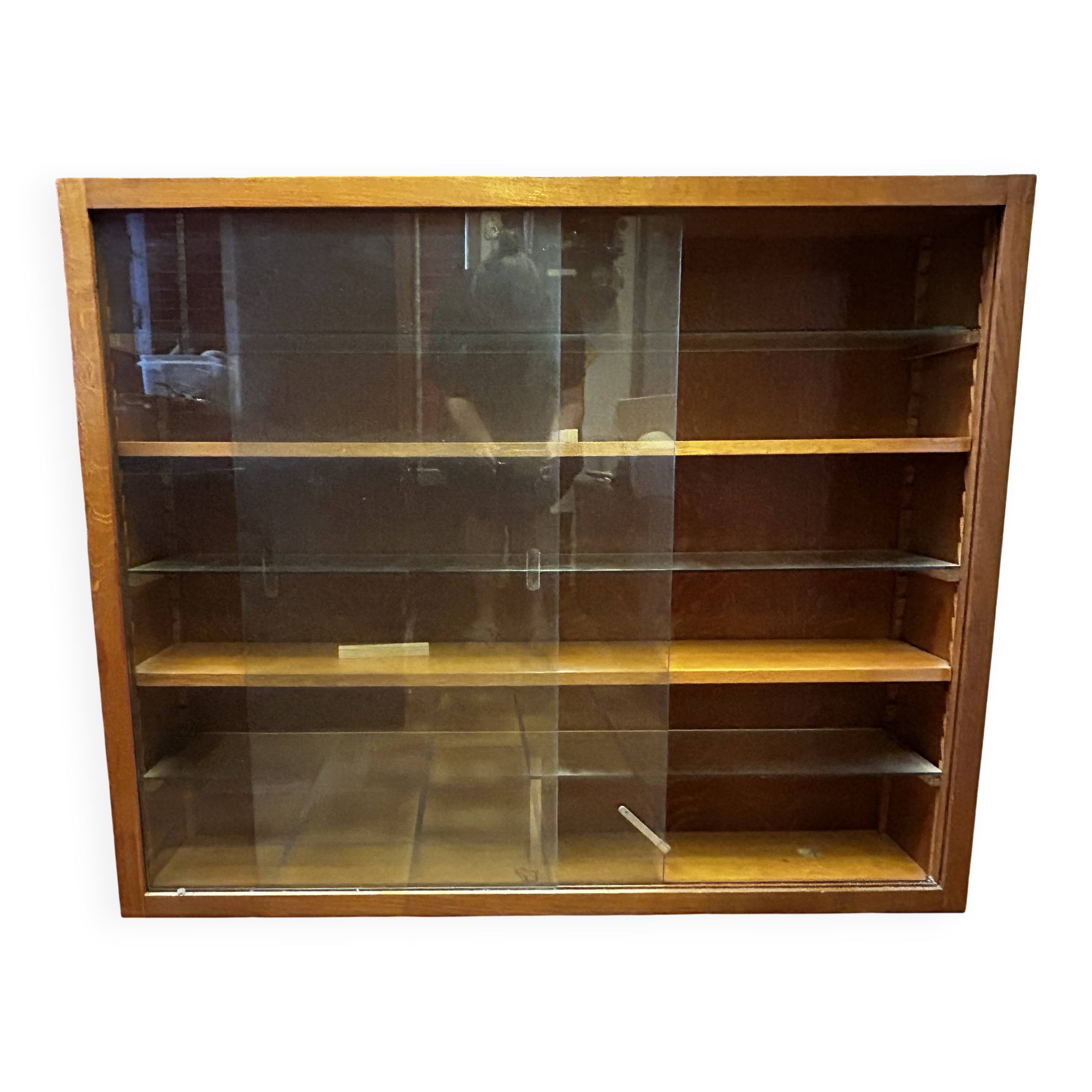 Small vintage wall display cabinet in wood and glass – mixed shelves