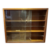 Small vintage wall display cabinet in wood and glass – mixed shelves