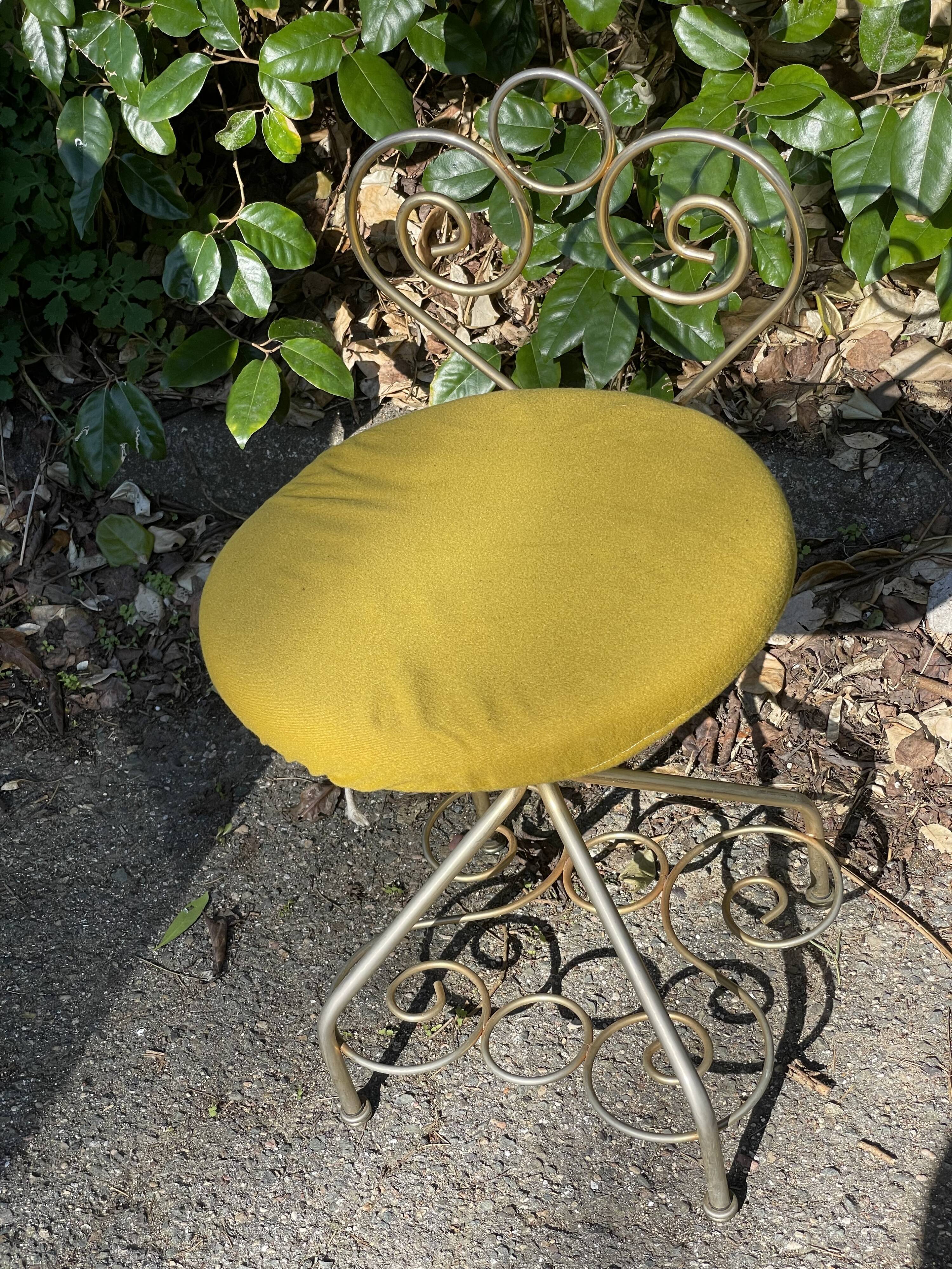 Small chamber chair in gold gold fine metal