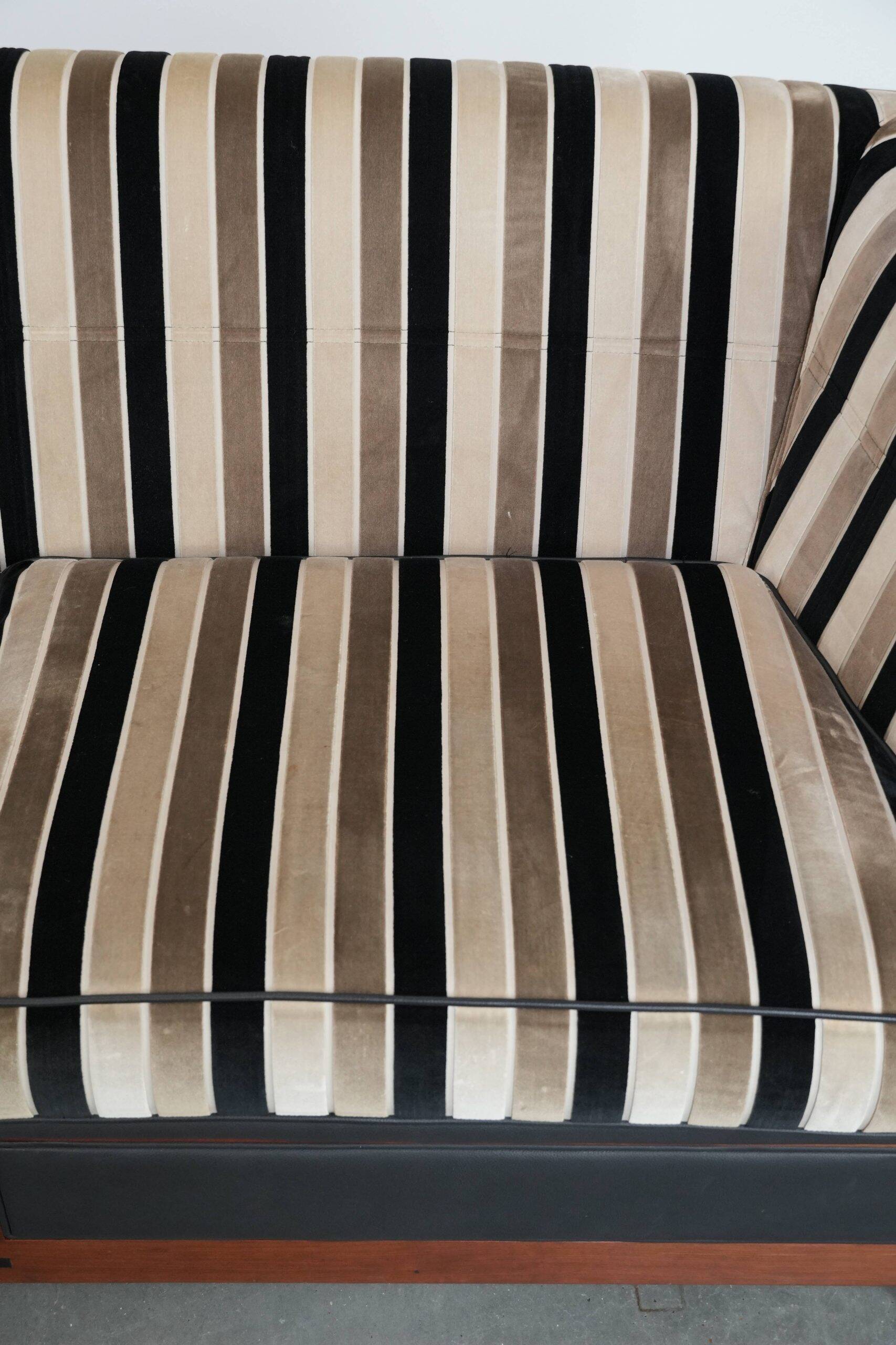 Canapé 2,5 places de luxe au design Art Déco, avec de magnifiques boiseries et un revêtement en tissu de haute qualité.