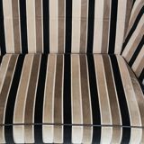 Canapé 2,5 places de luxe au design Art Déco, avec de magnifiques boiseries et un revêtement en tissu de haute qualité.