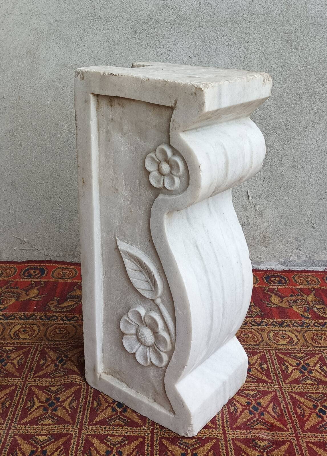 Column pedestal in sculpted Carrara marble