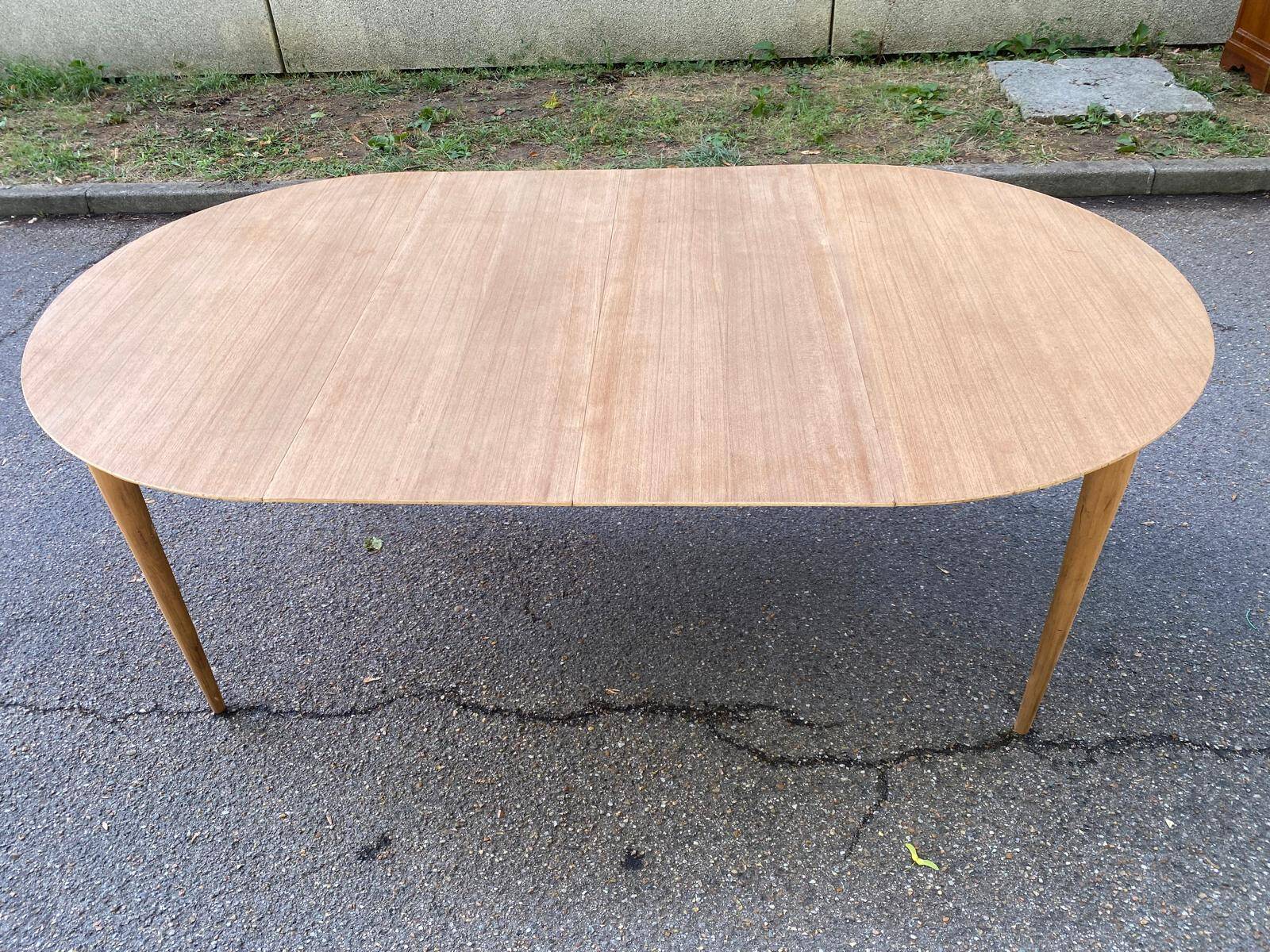 Table à manger scandinave ronde extensible décapée en teck brut 1950