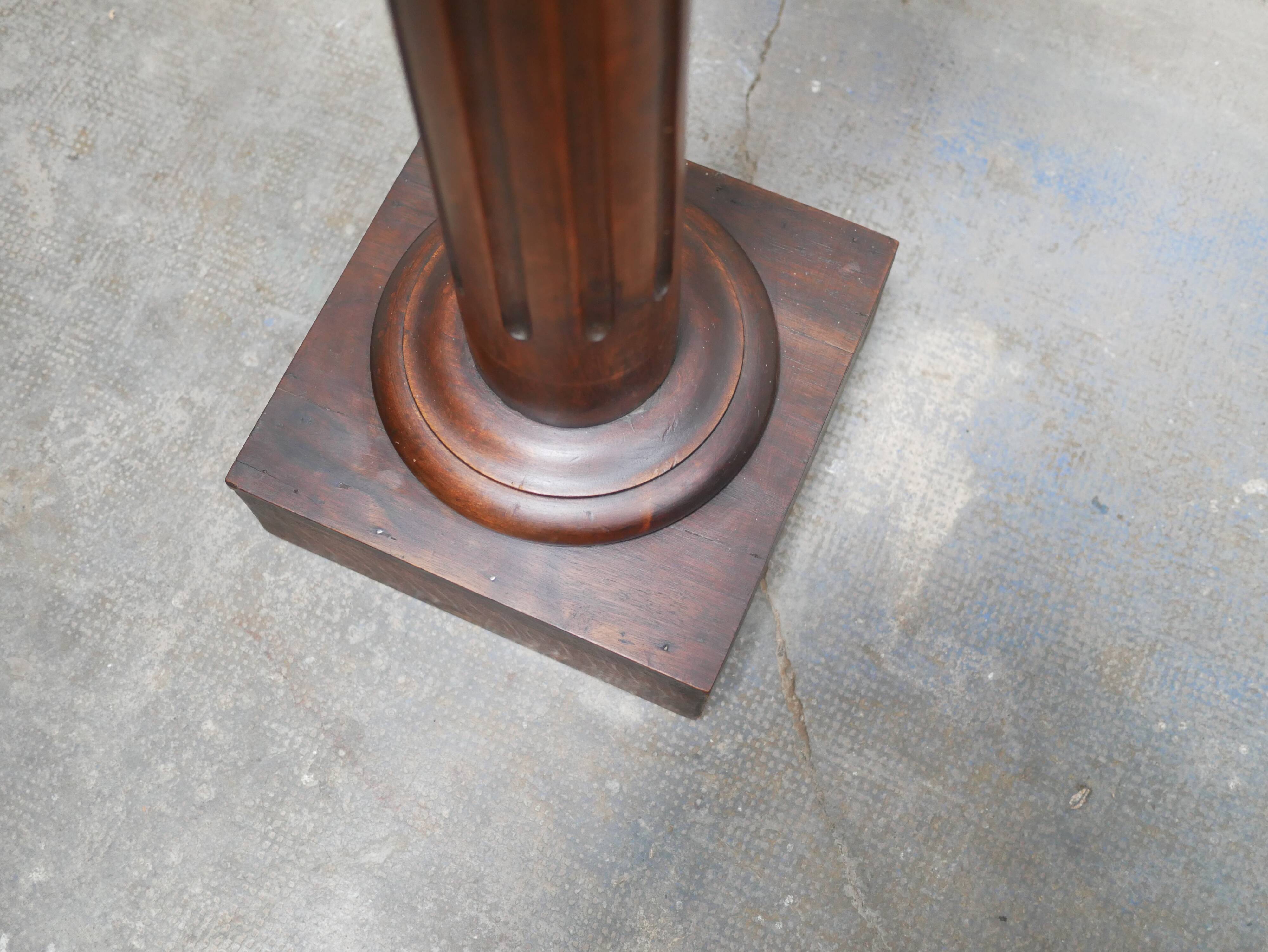 Colonne ancienne en bois