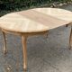 Table ronde extensible ovale style Louis XV rénovée en bois brut