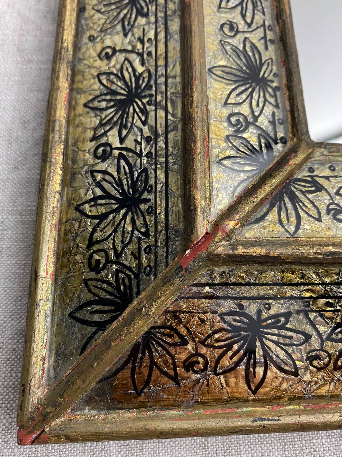 Eglomisé mirror with wooden parecloses