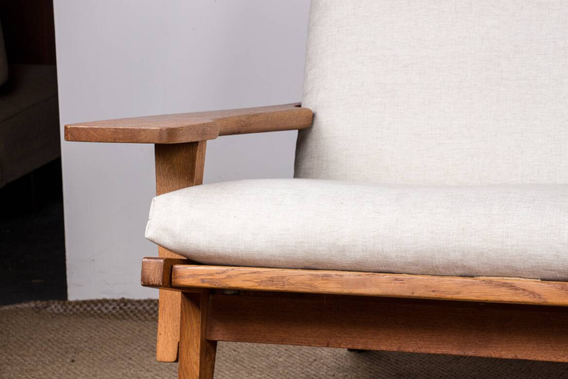 Danish sofa in solid oak and fabric, model GE375 by Hans Wegner 1960.