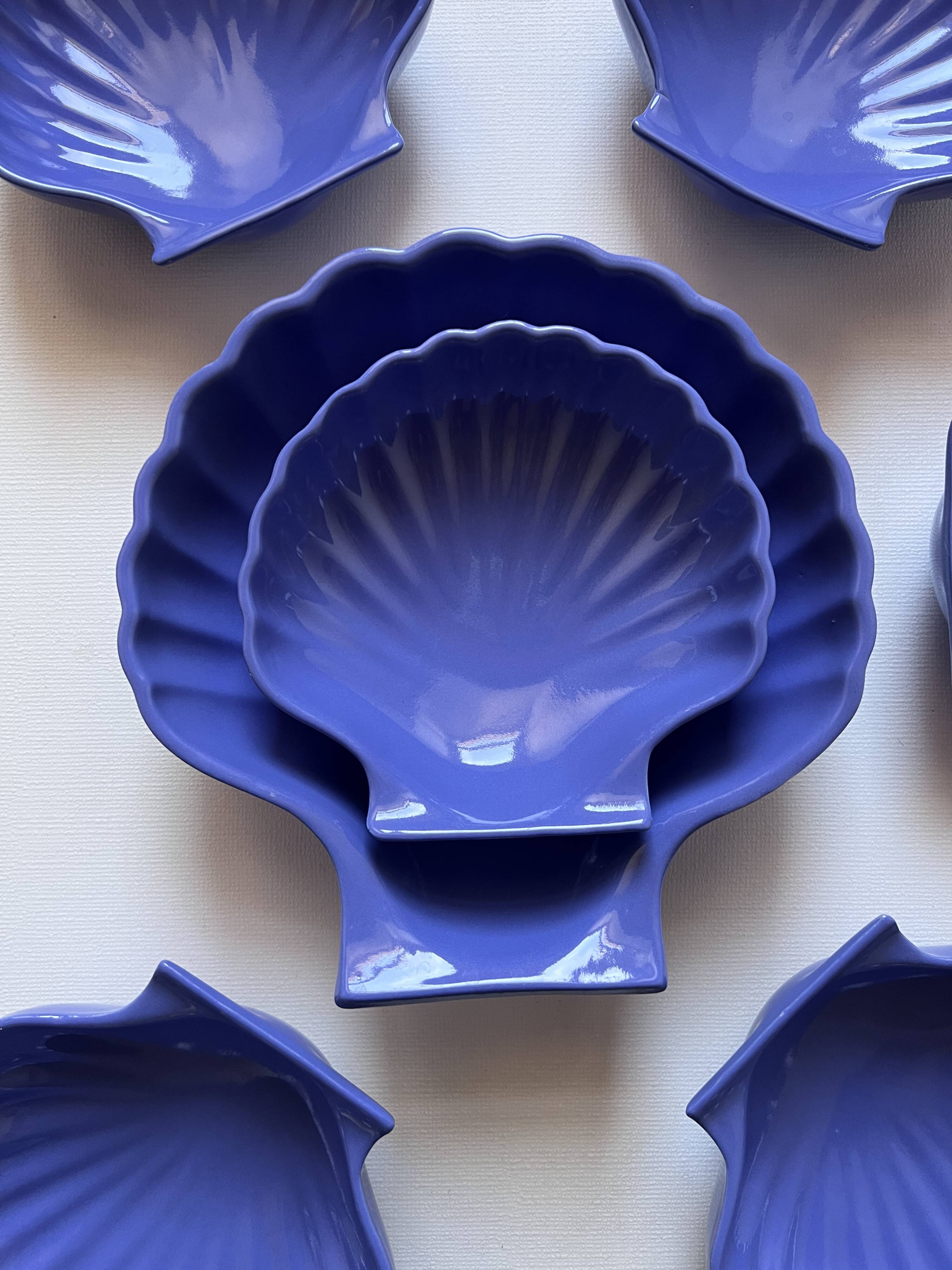 Shell-shaped ceramic service