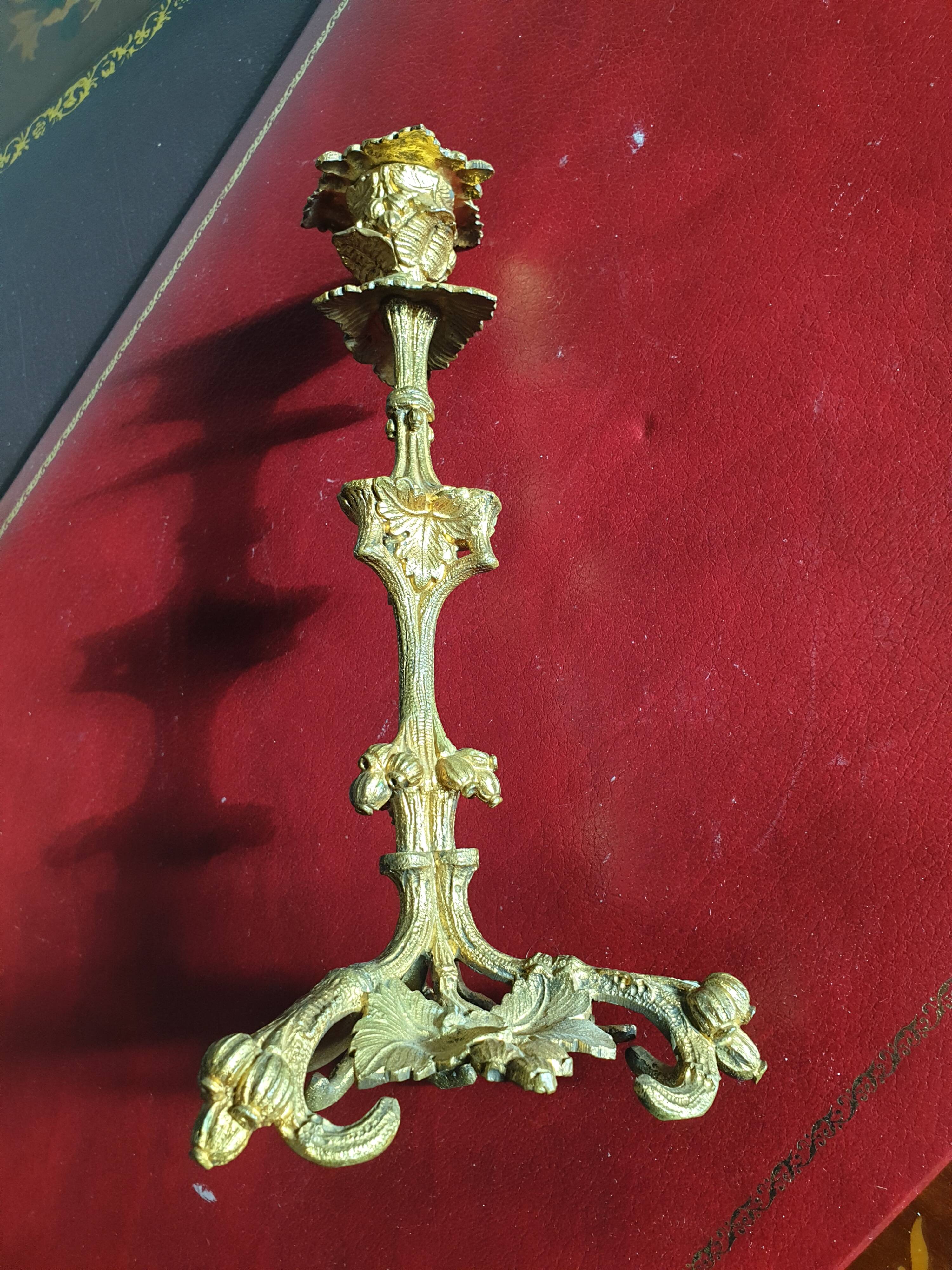 19th-century gilded bronze candlestick with leaf motifs, height 23.5 cm.