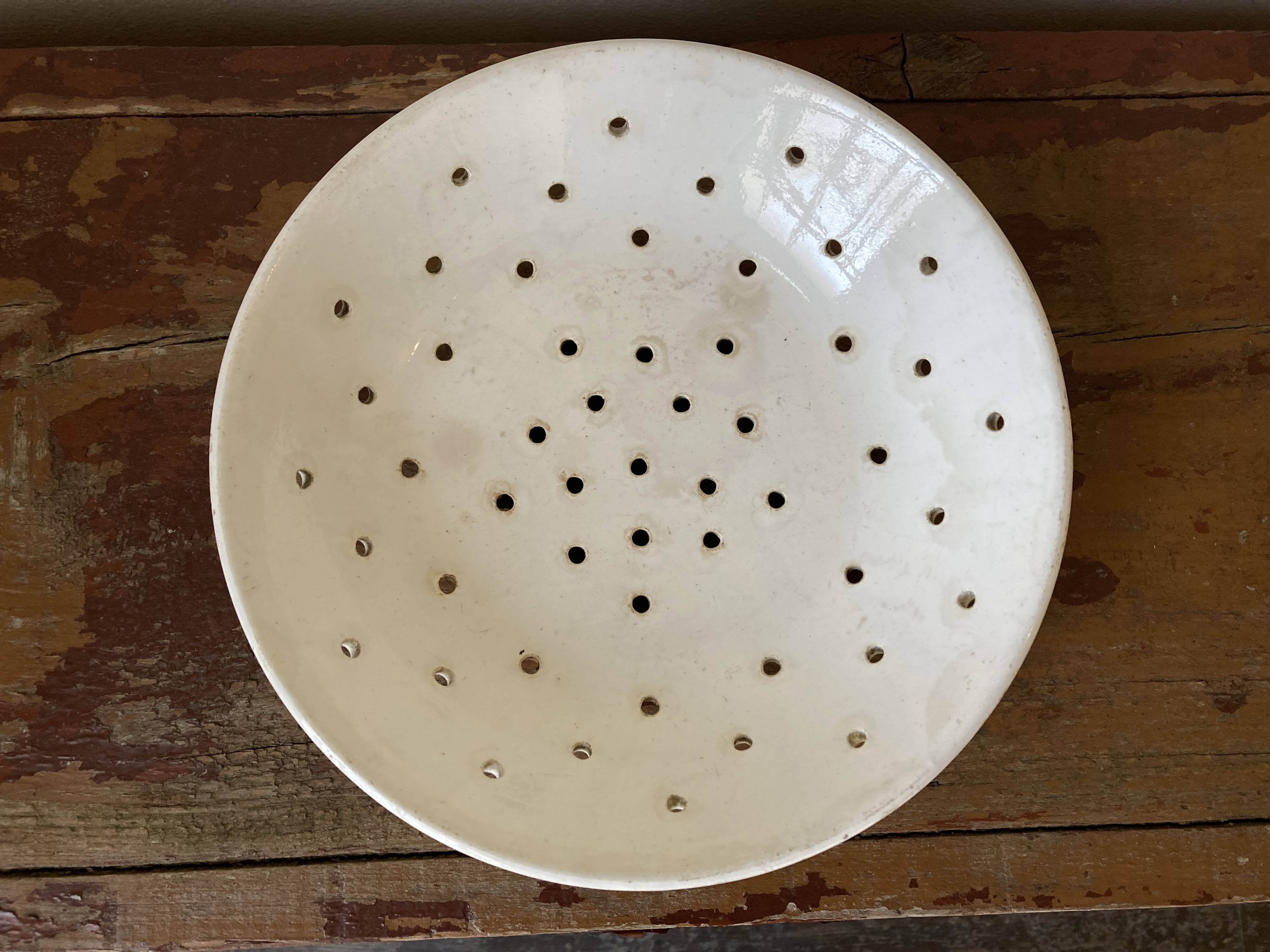 Country plate in ivory earthenware from Sarreguemines, serving dish 1900