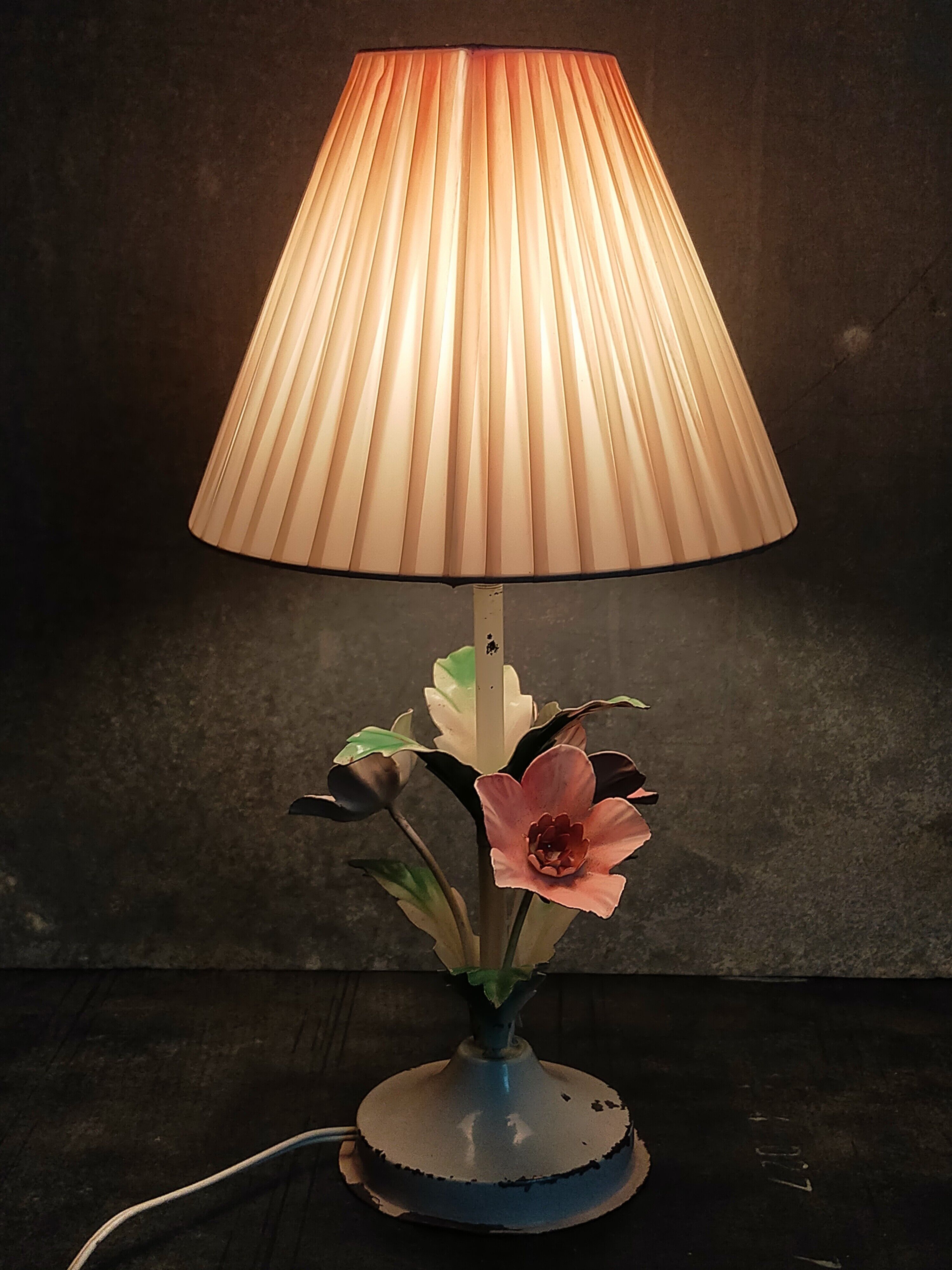 Bouquet lamp to table in vintage painted sheet vinyl lampshade