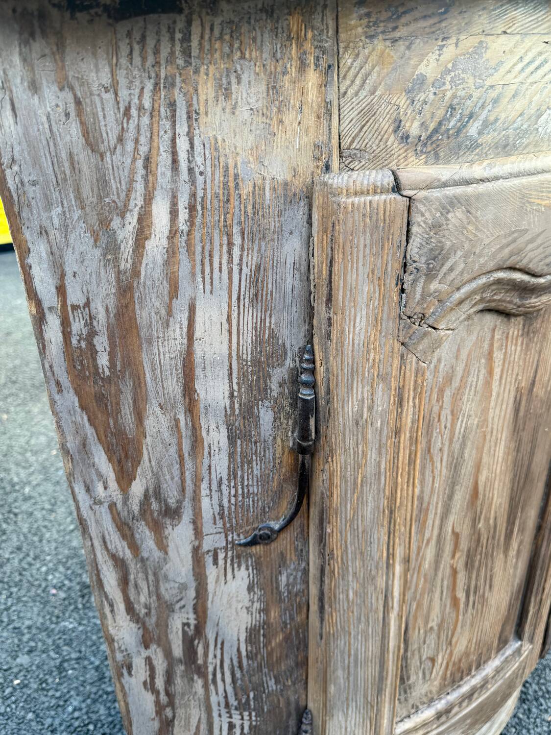 19th-century patinated pine corner buffet from England with shelves.