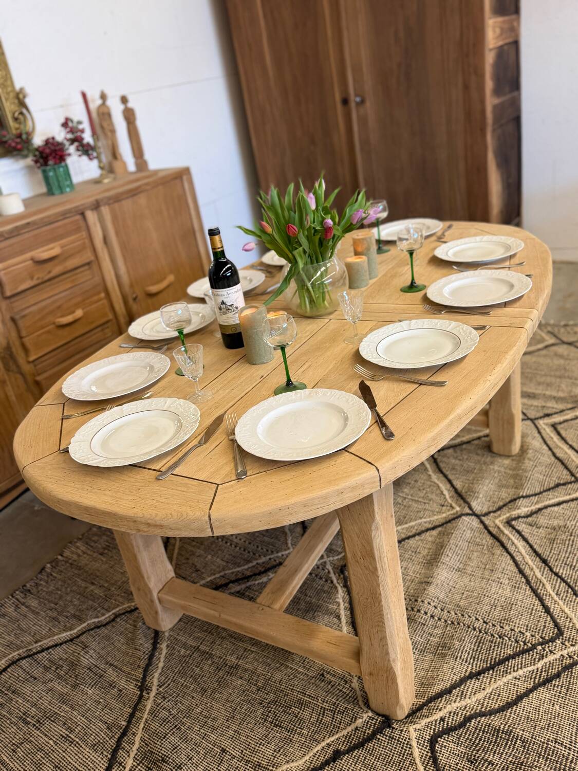 Extendable farmhouse table in solid oak