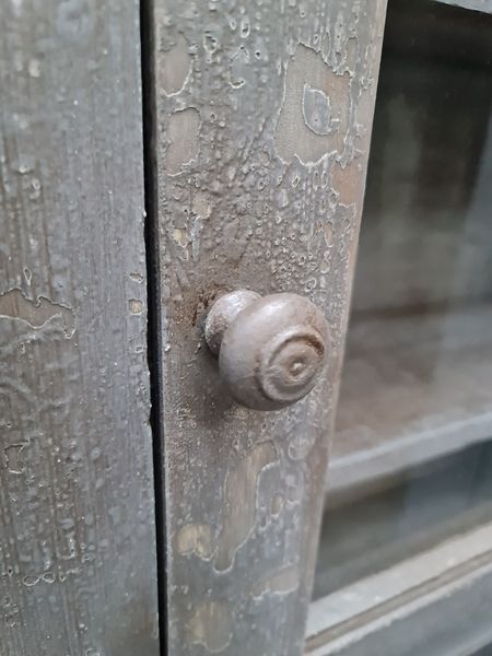 Ancien arrière de comptoir patine grise