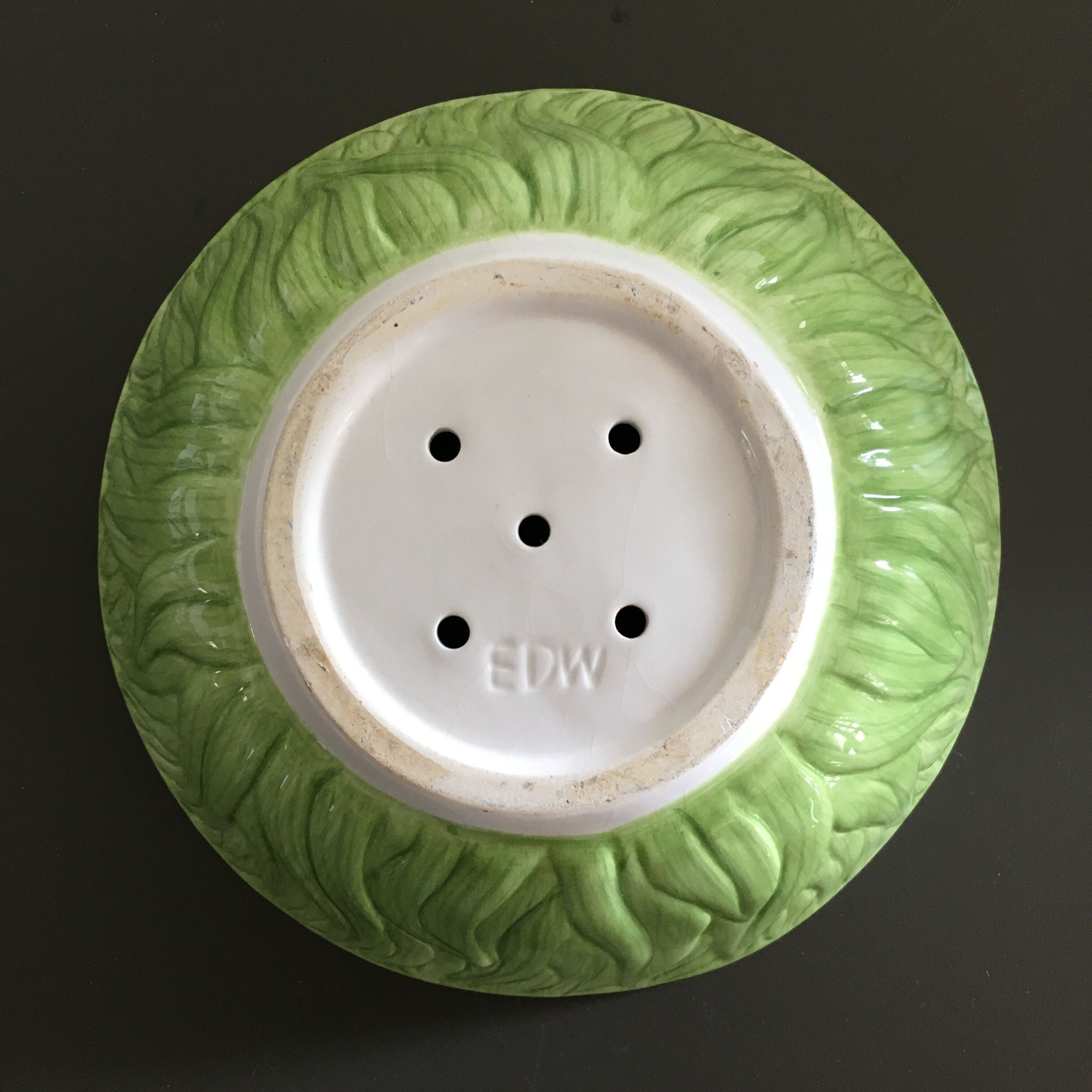 Iris-decorated salad bowl with drainer