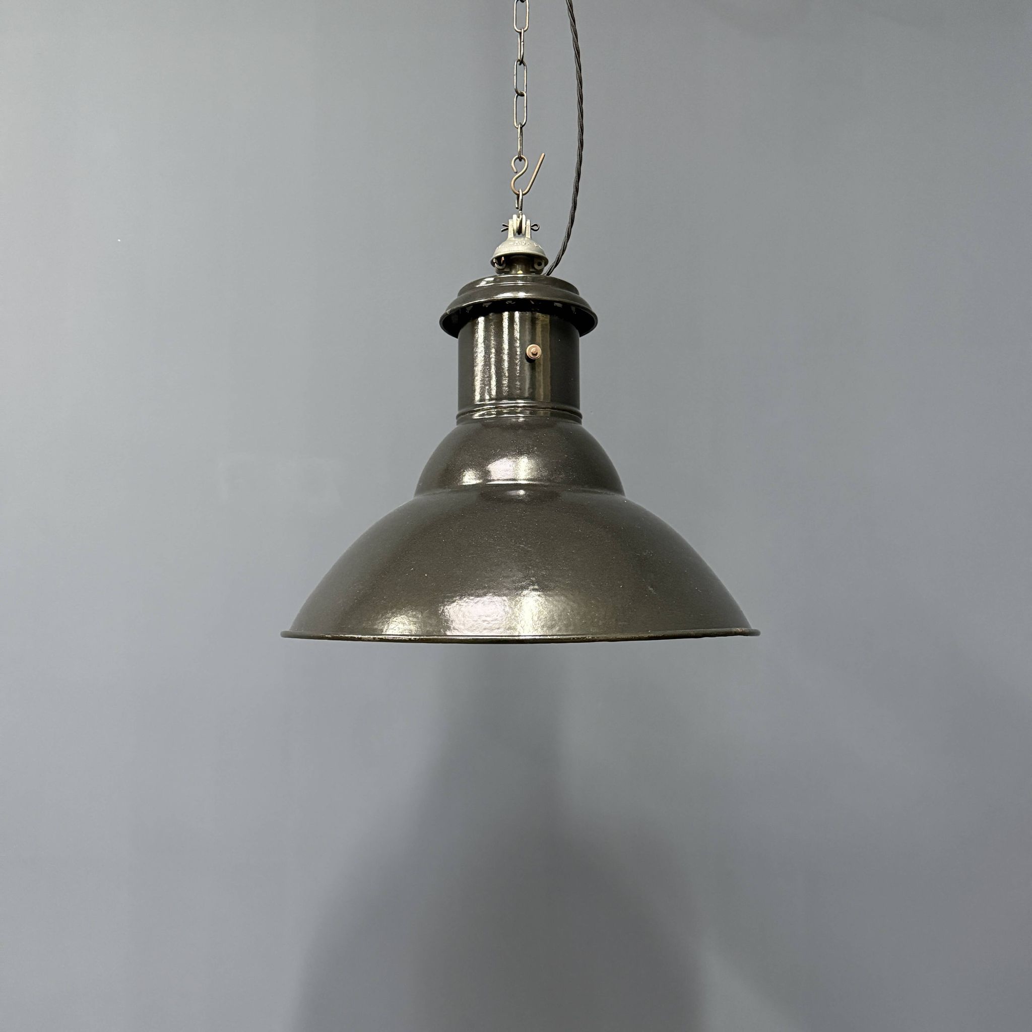 Lampe à suspension industrielle française en émail noir de taille moyenne