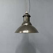 Lampe à suspension industrielle française en émail noir de taille moyenne