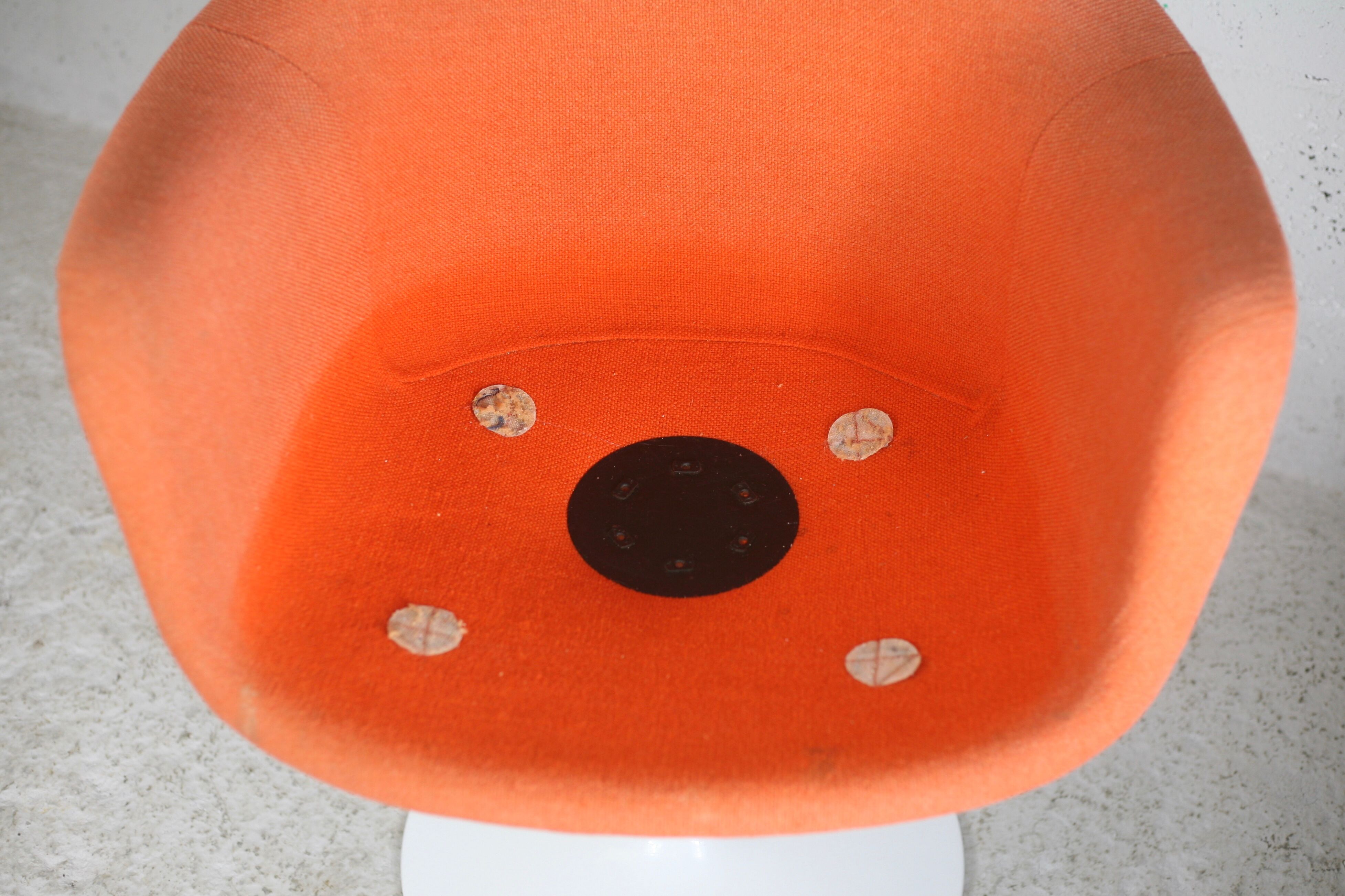 Tulip swivel armchair, Signed Knoll, Eero Saarinen, USA, circa 1960.