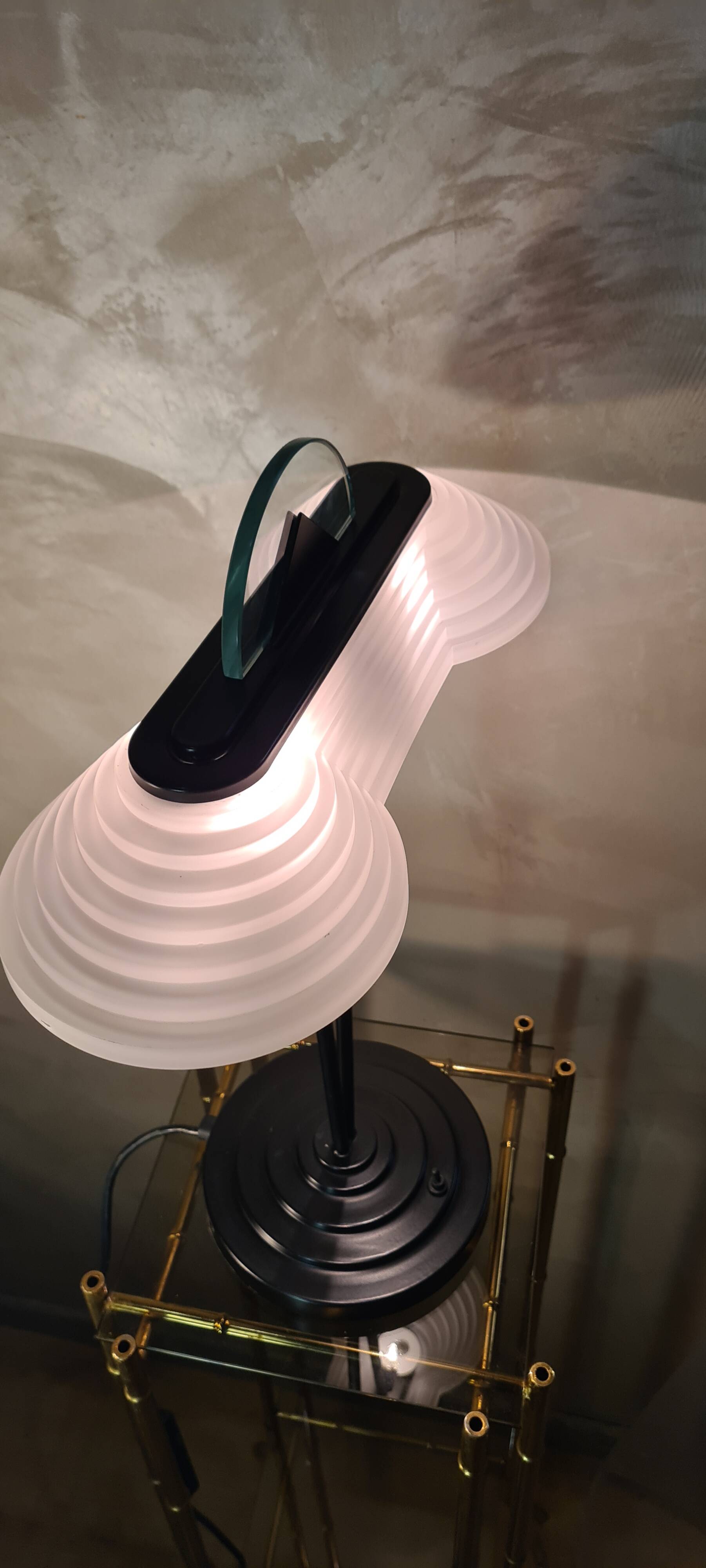 Memphis stijl milan style desk lamp, art nouveau molded glass 1970 to 80