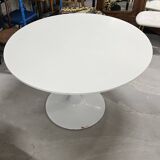 Table ronde avec pied tulipe