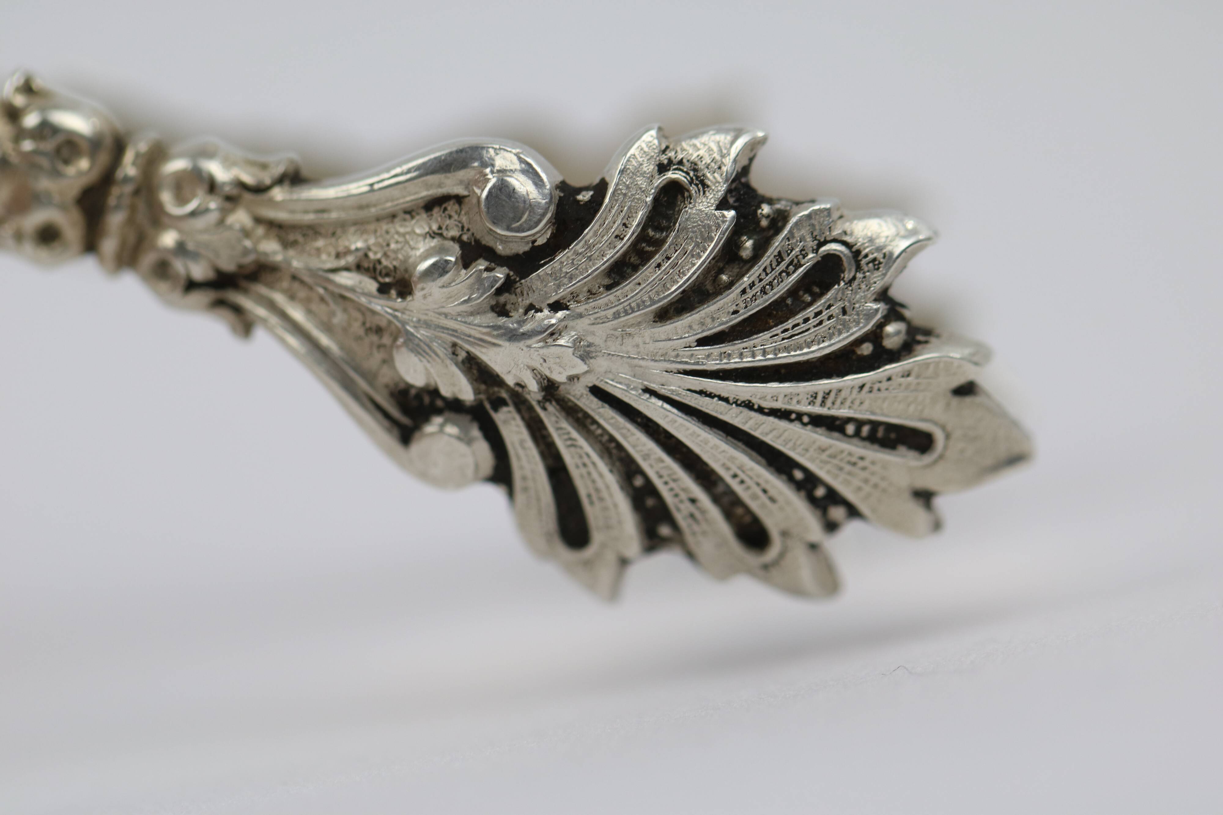 Acanthus-leaf sugar pinch in solid silver acanthus leaf