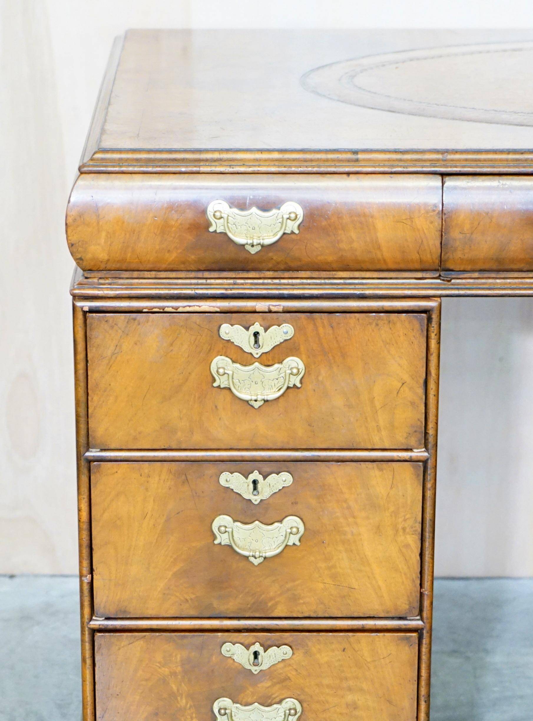 Bureau partenaire victorien en noyer burr avec cuir