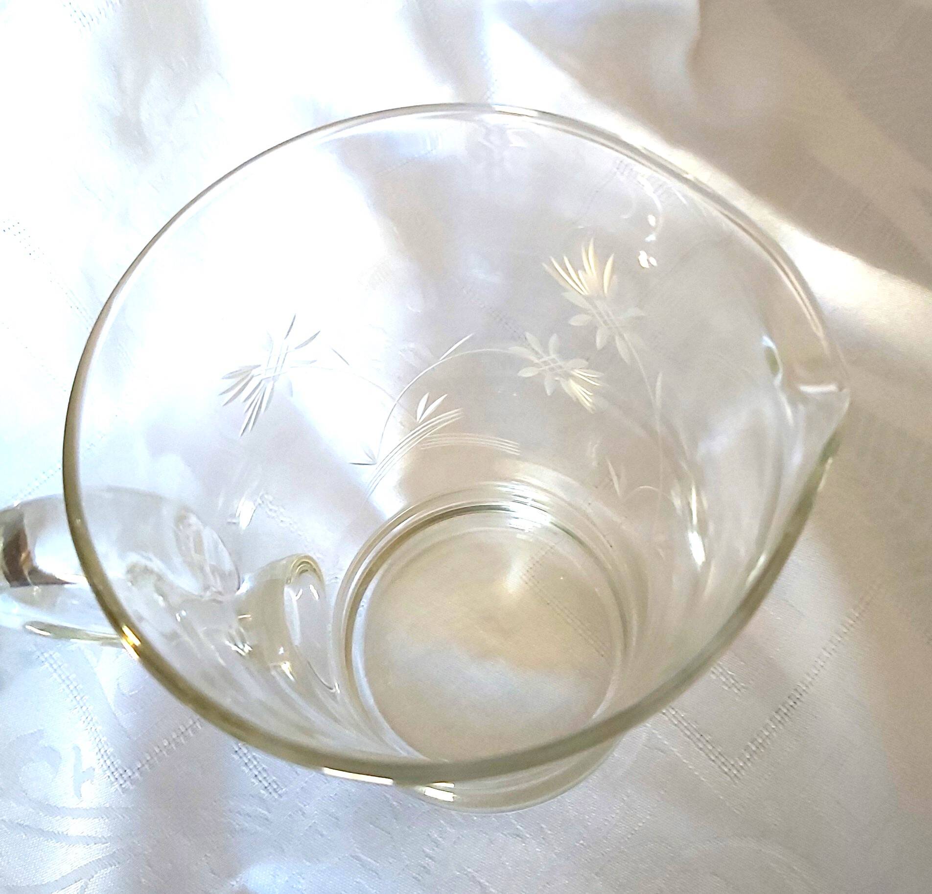 Pichet en verre soufflé décoré de petites fleurs