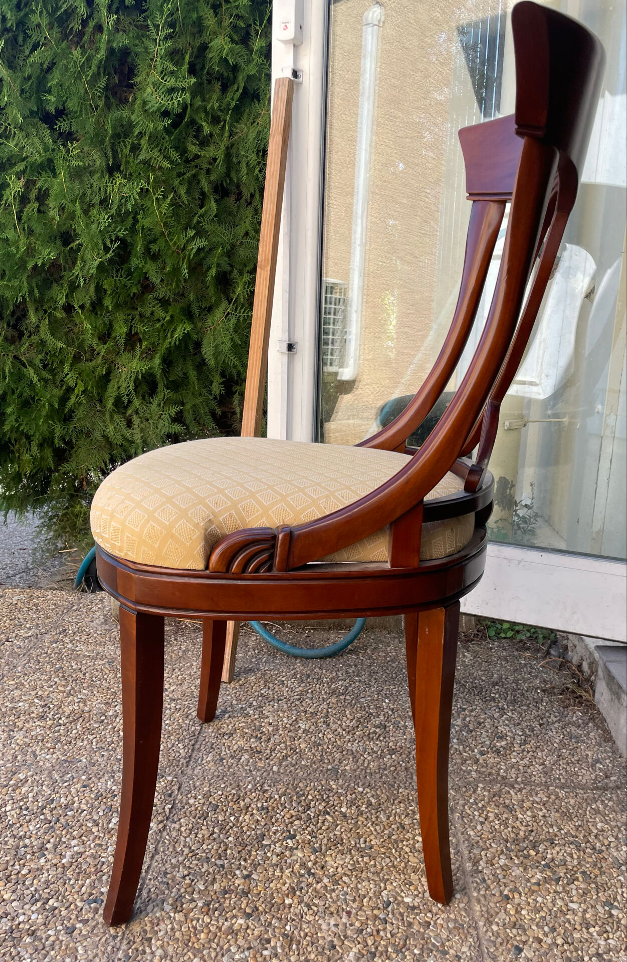 Une chaise ancienne en bois