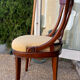 Une chaise ancienne en bois