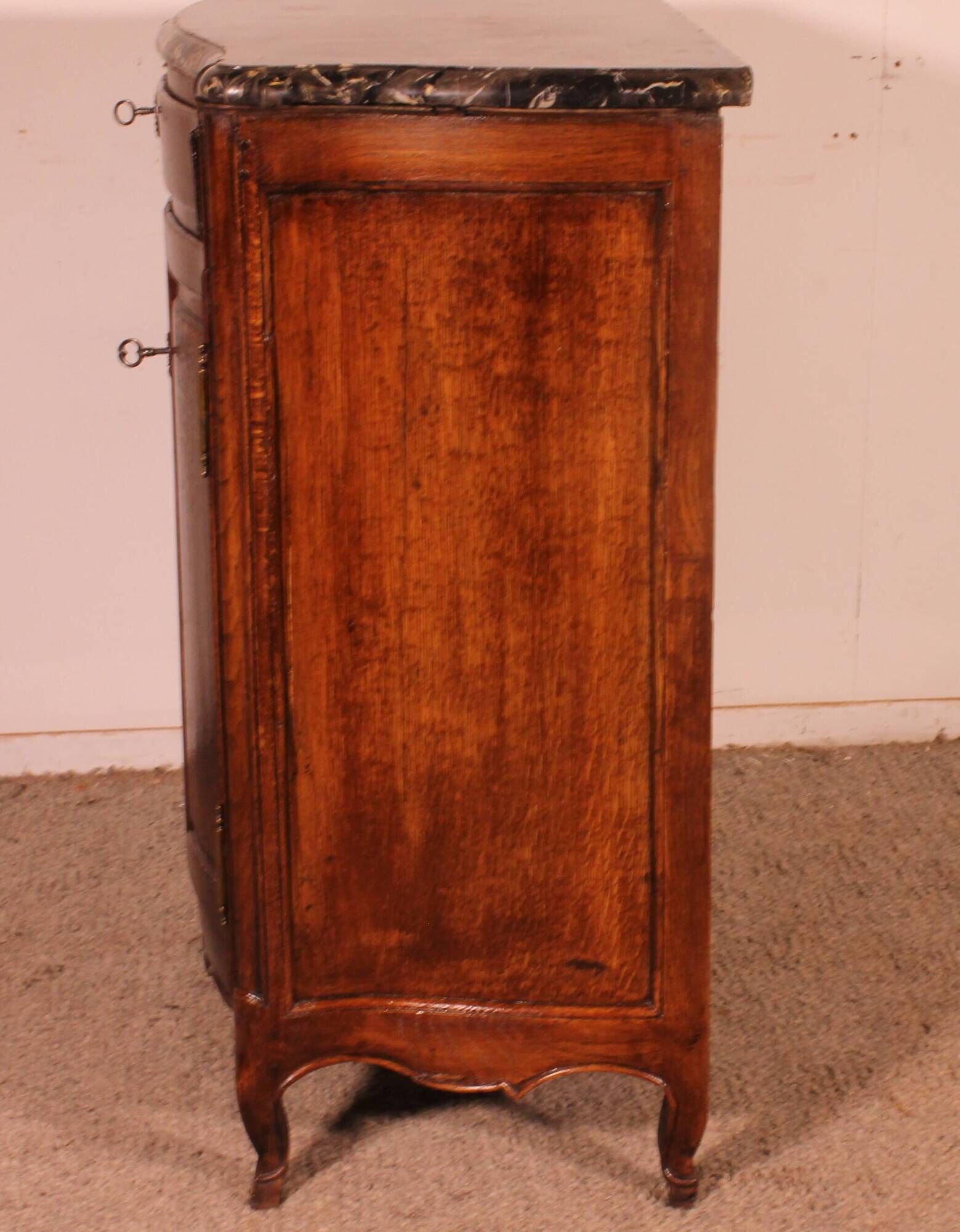 Superb Louis XV style buffet from the 18th century in oak.