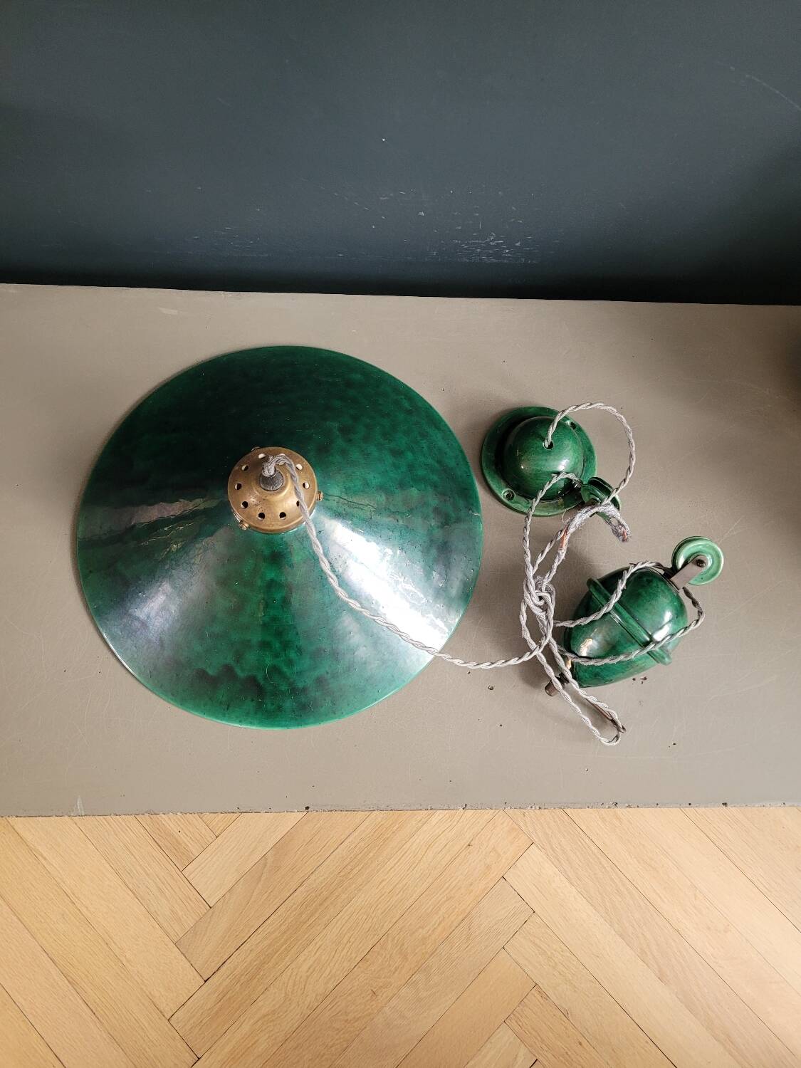 Green glazed ceramic pulley suspension