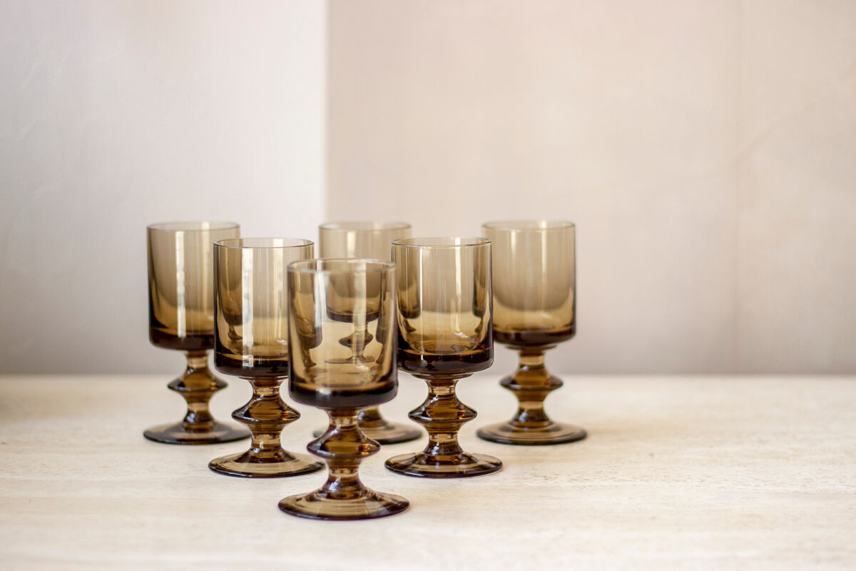 6 glasses in smoked glass foot