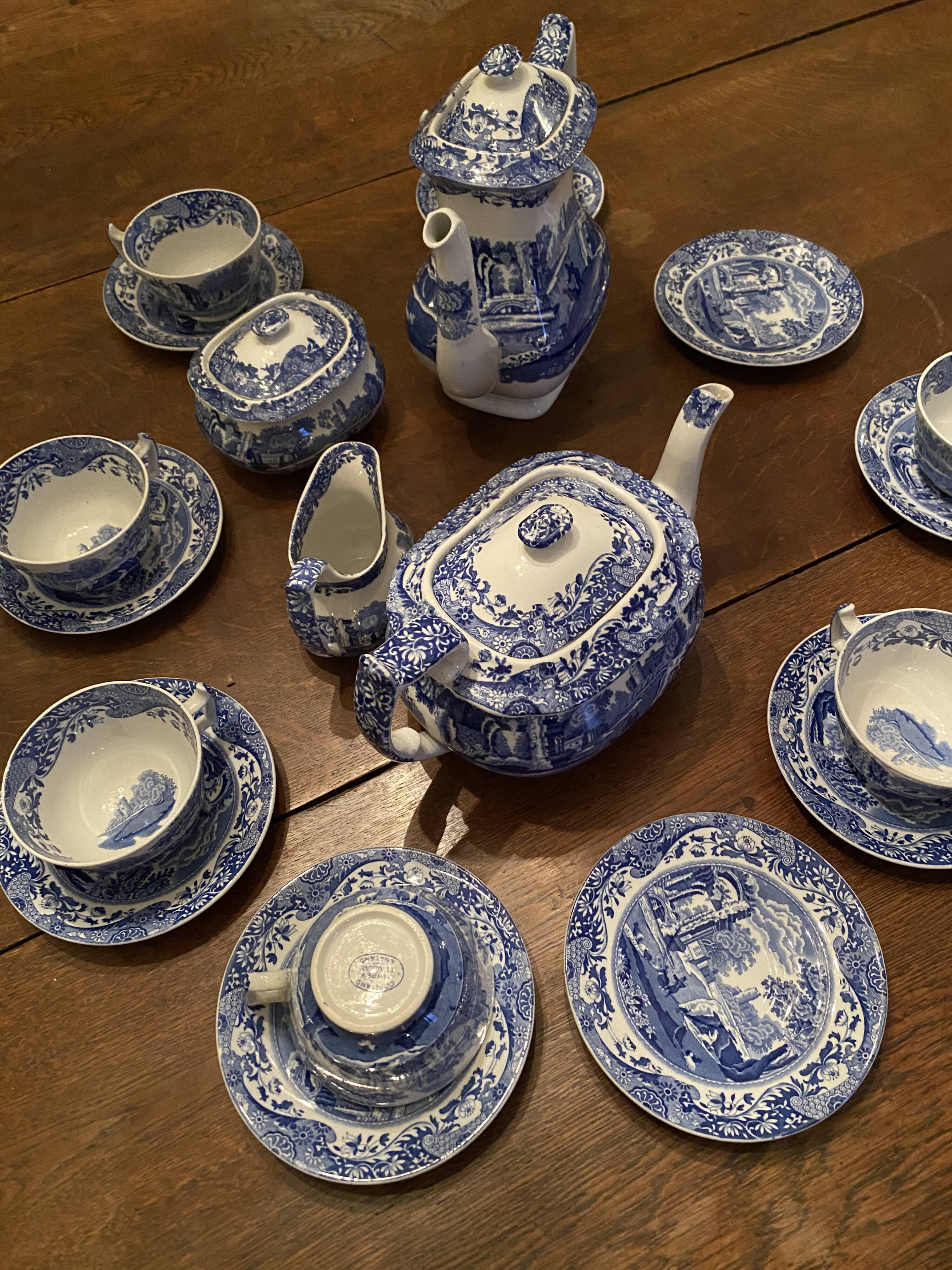 Service a cafe and tea in english porcelain by copeland spode, italy pattern.