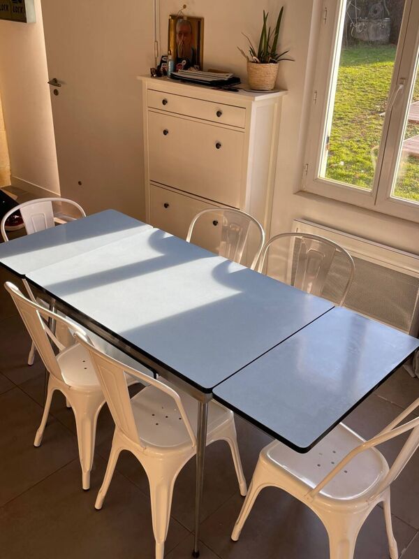 Table Formica bleu 4 à 6 personnes