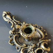 Antique Baroque/Rocaille style hand candle holder. In bronze with an old gold patina.