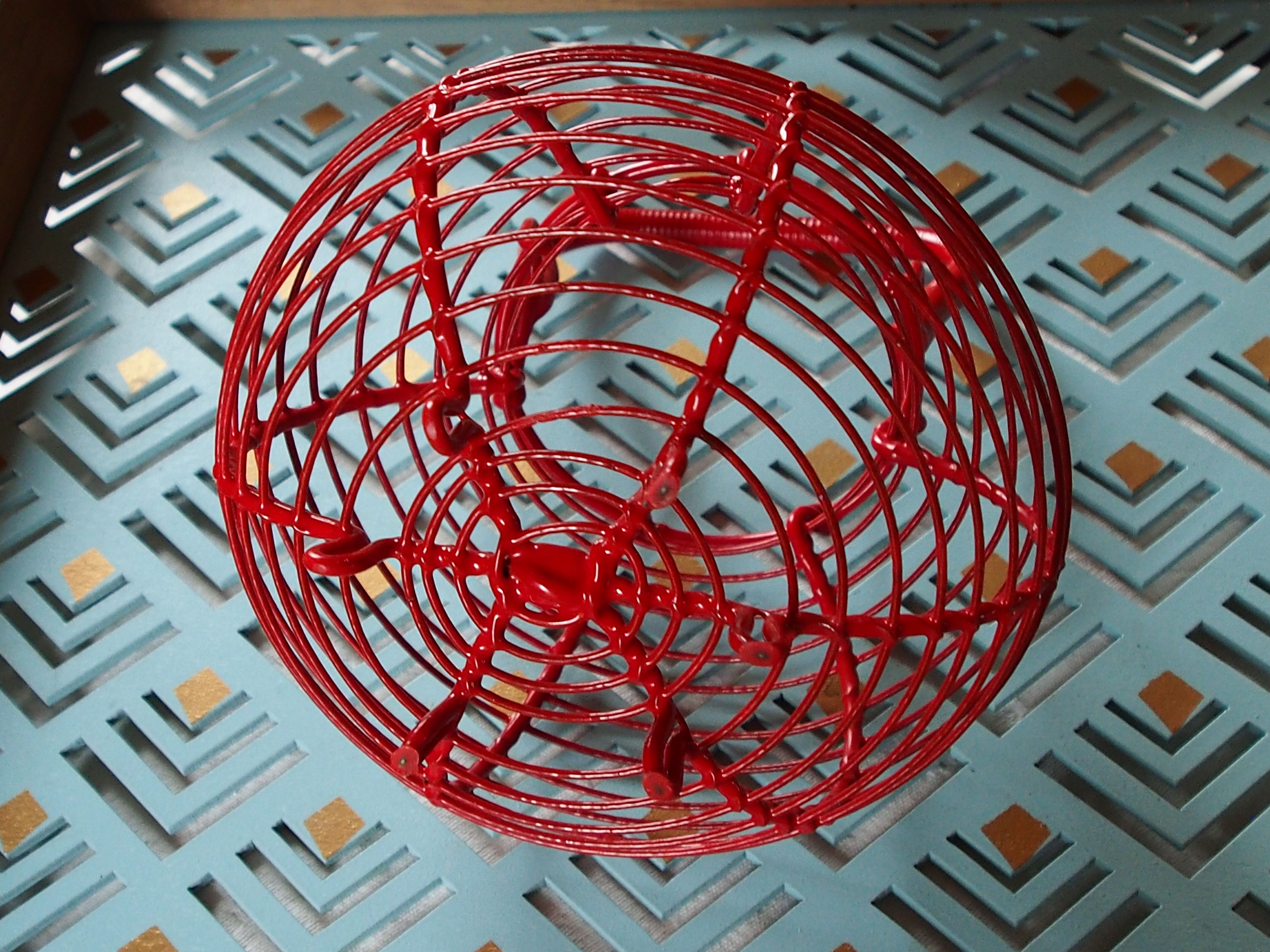 Egg basket in wire painted red, vintage from the 1970s