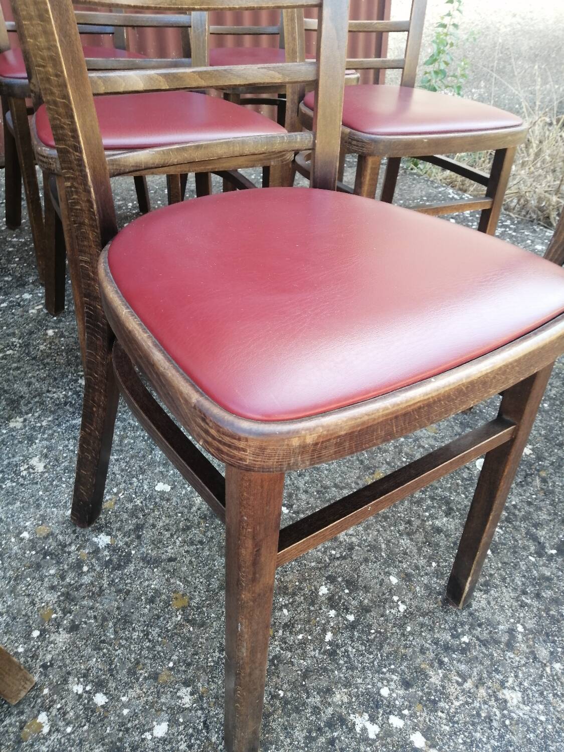 Lot de 19 chaises bistrot en bois et skaï rouge vintage.