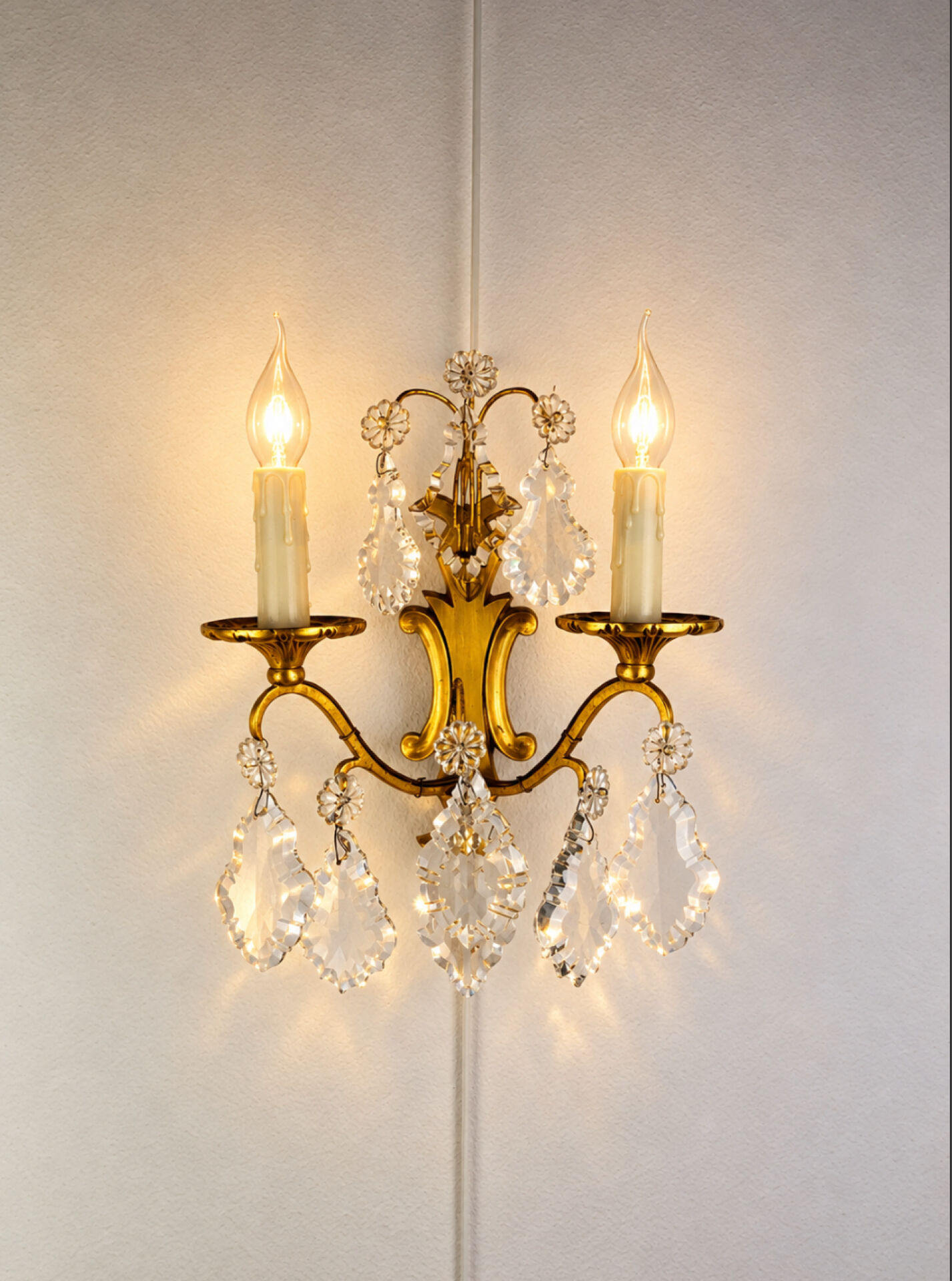 Bronze wall light with rococo style Louis XV pendants.