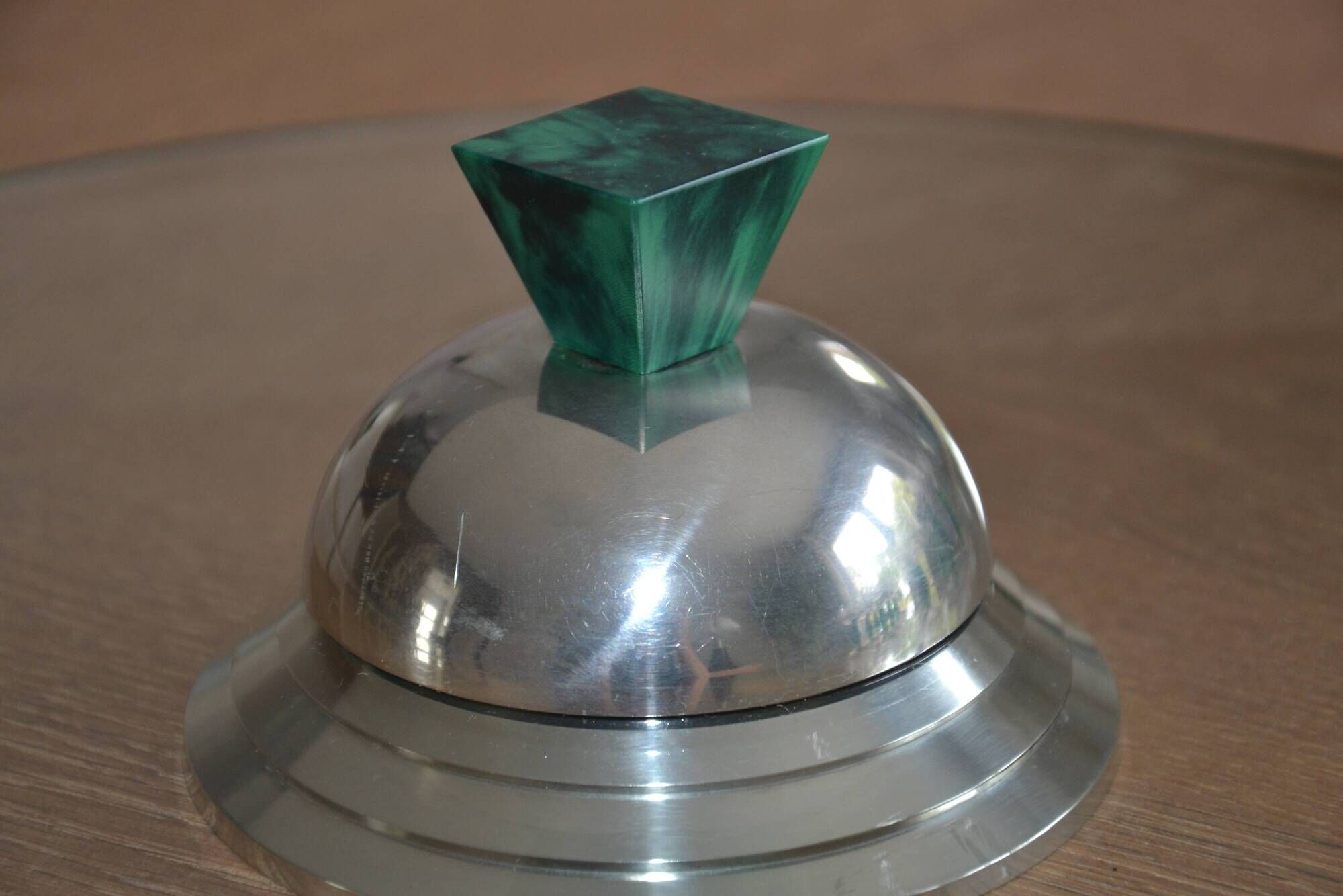 Rotating tray of the Manor's tin