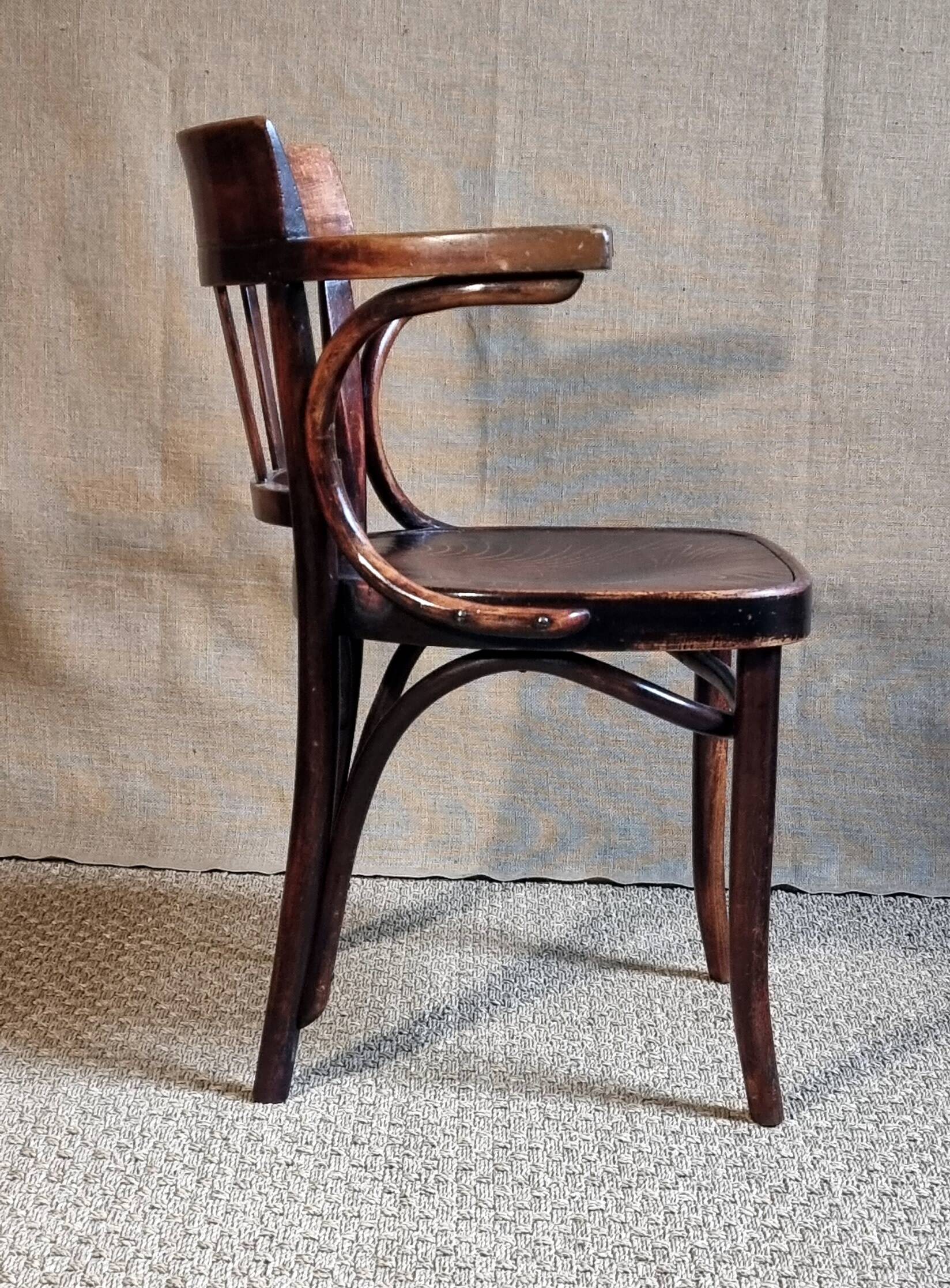 Curved wooden office chair from the 1930s attributed to Thonet.