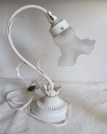 Ensemble de deux lampes de table et une applique murale en toleware avec bases métalliques