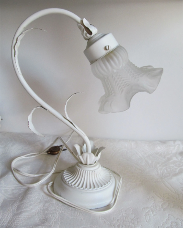 Ensemble de deux lampes de table et une applique murale en toleware avec bases métalliques