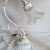 Ensemble de deux lampes de table et une applique murale en toleware avec bases métalliques