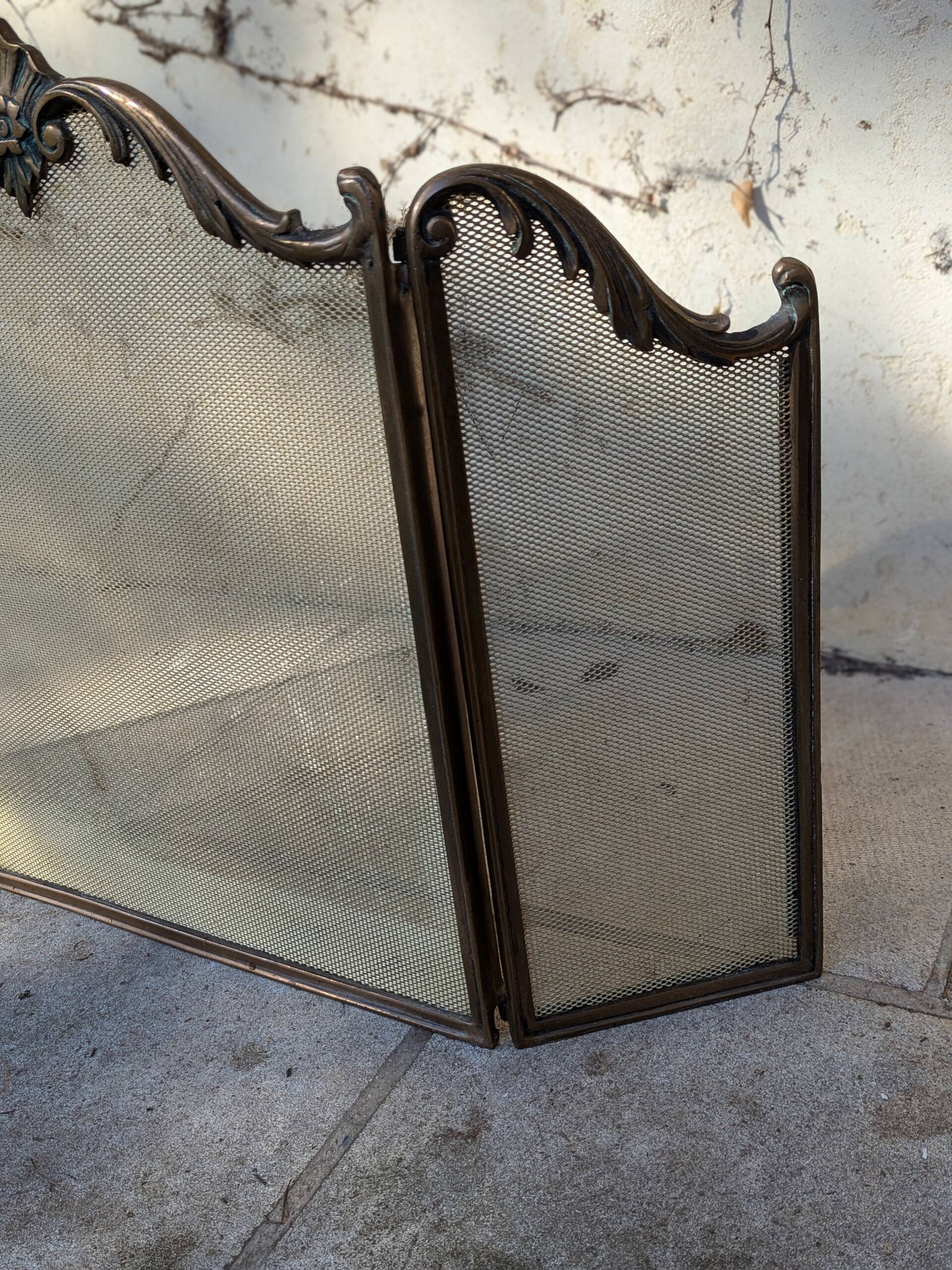 Brass fire screen with 2 leaves