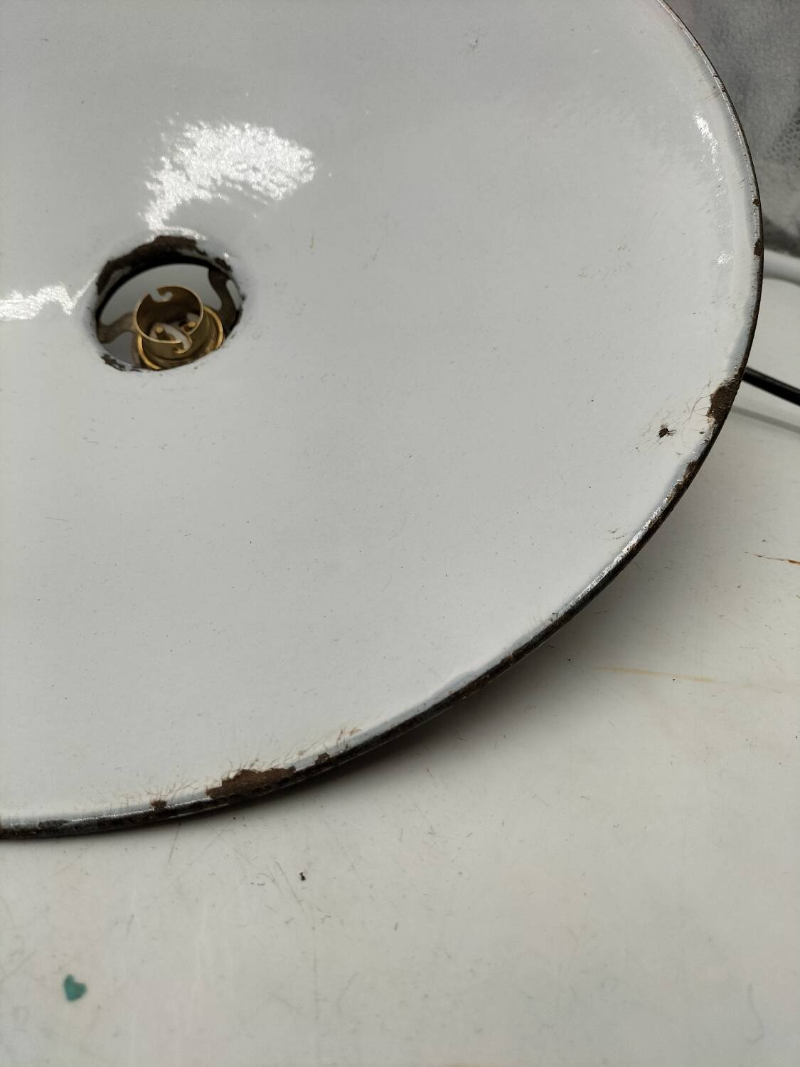 Suspensions in enamelled sheets