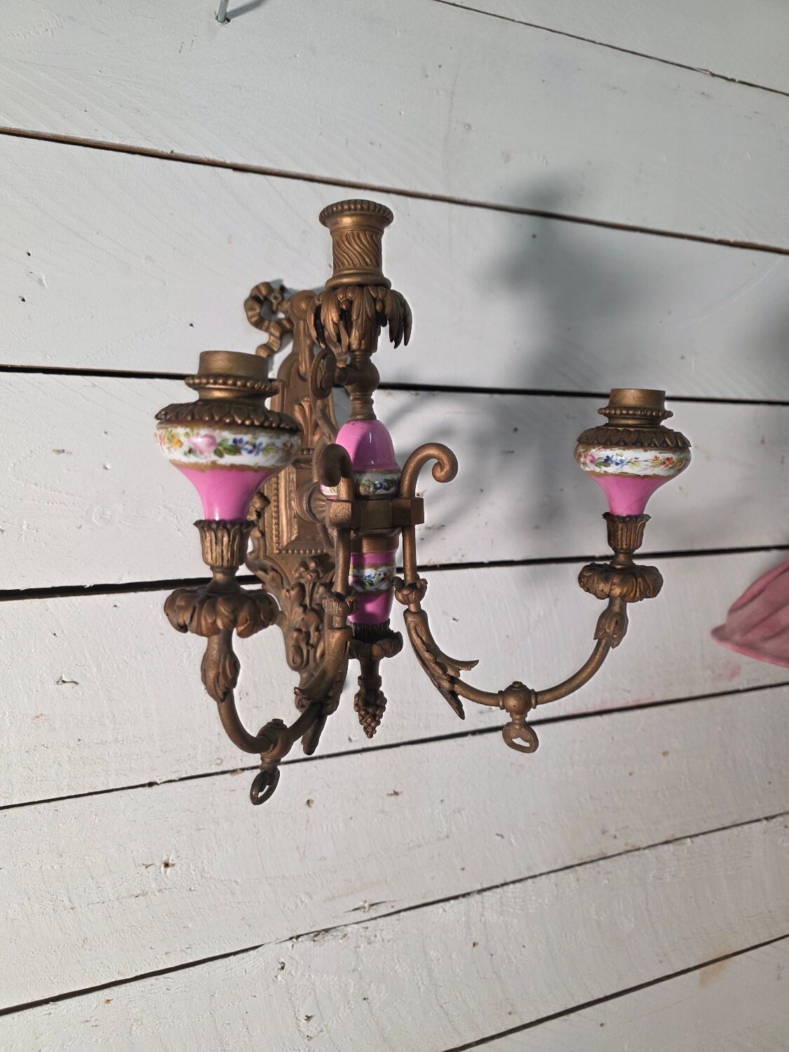 Wall light with 3 flames in bronze and porcelain in Louis XVI style.