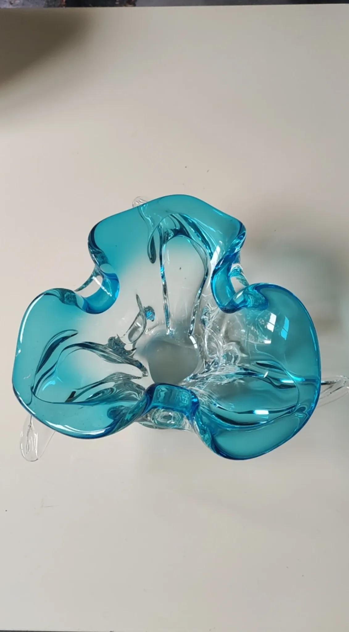 Large Vide Poche/Ashtray Murano. Made of blown art glass. Diameter 28 cm.