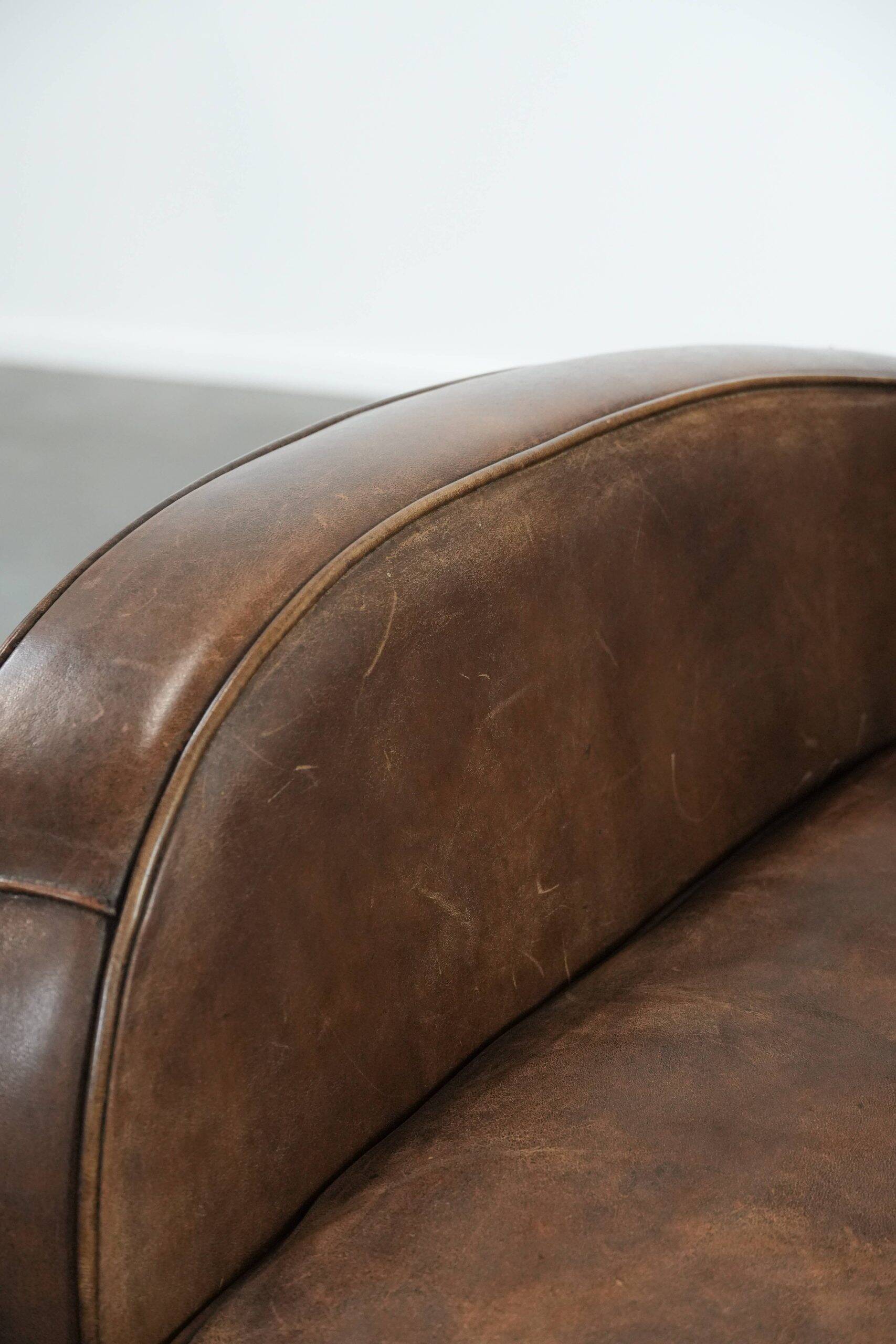 Fauteuil en cuir de mouton élégant et stylé avec un design épuré.