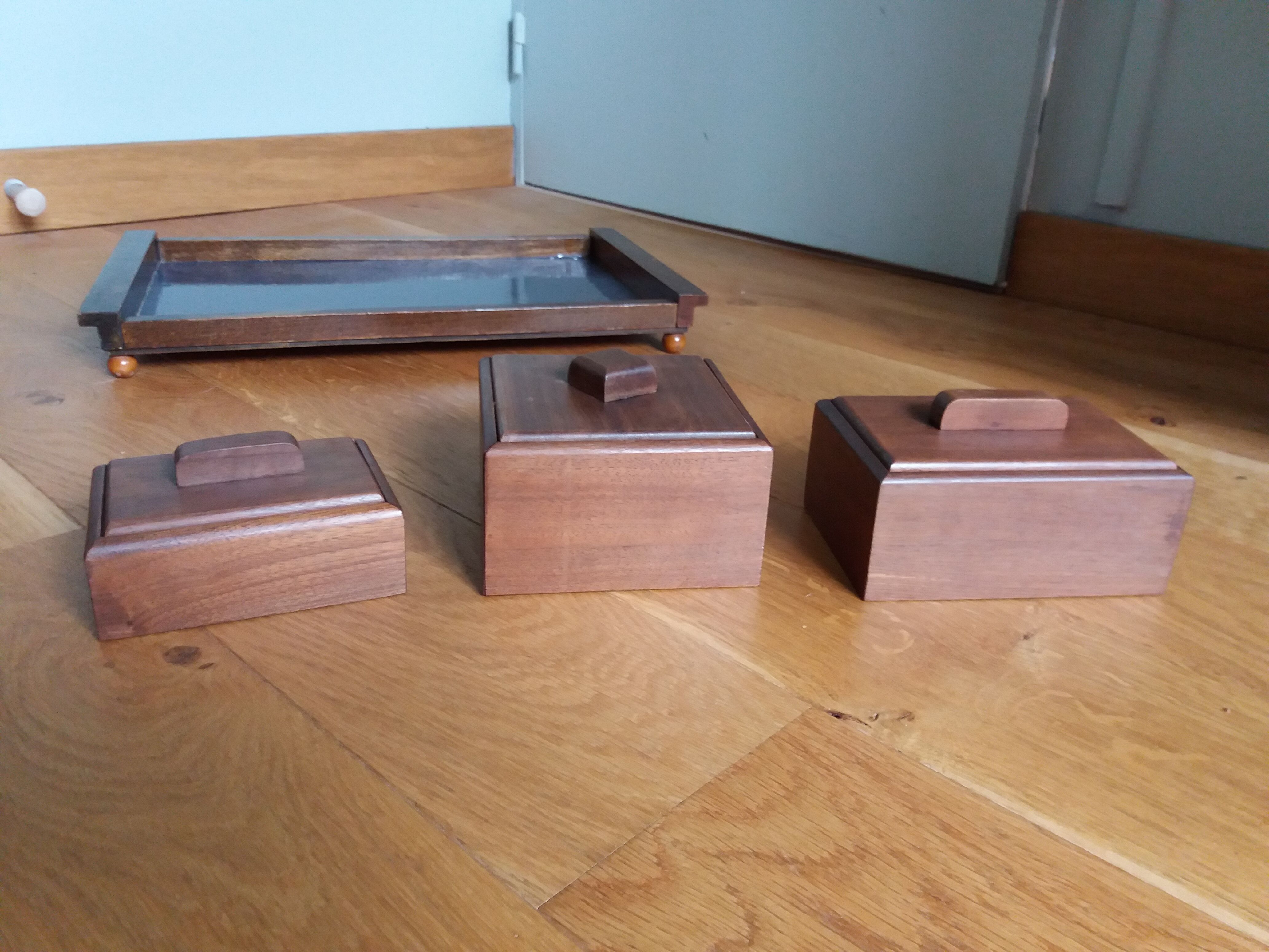 Ensemble de 3 boites en bois sur plateau set de bureau ou de fumeur